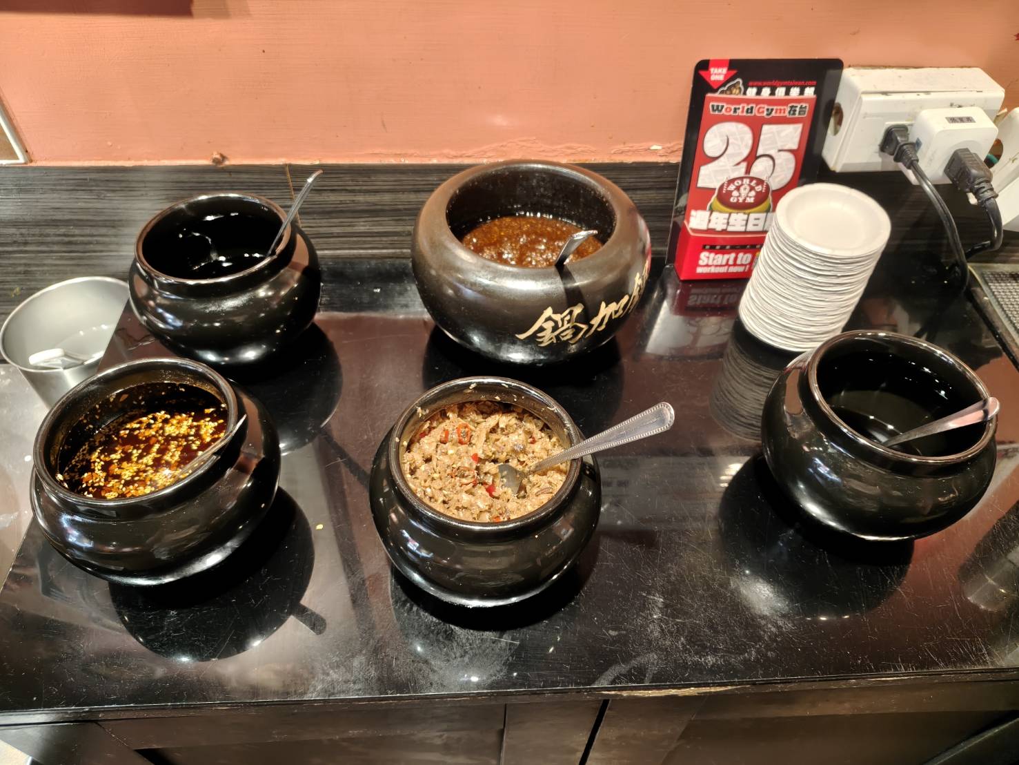 台北士林區美食|鐵鍋門一鍋一燒專賣店。一次吃到火鍋與鐵板料理,讓你一餐雙享受! - 第5張圖 台北士林區美食|鐵鍋門一鍋一燒專賣店。一次吃到火鍋與鐵板料理,讓你一餐雙享受!