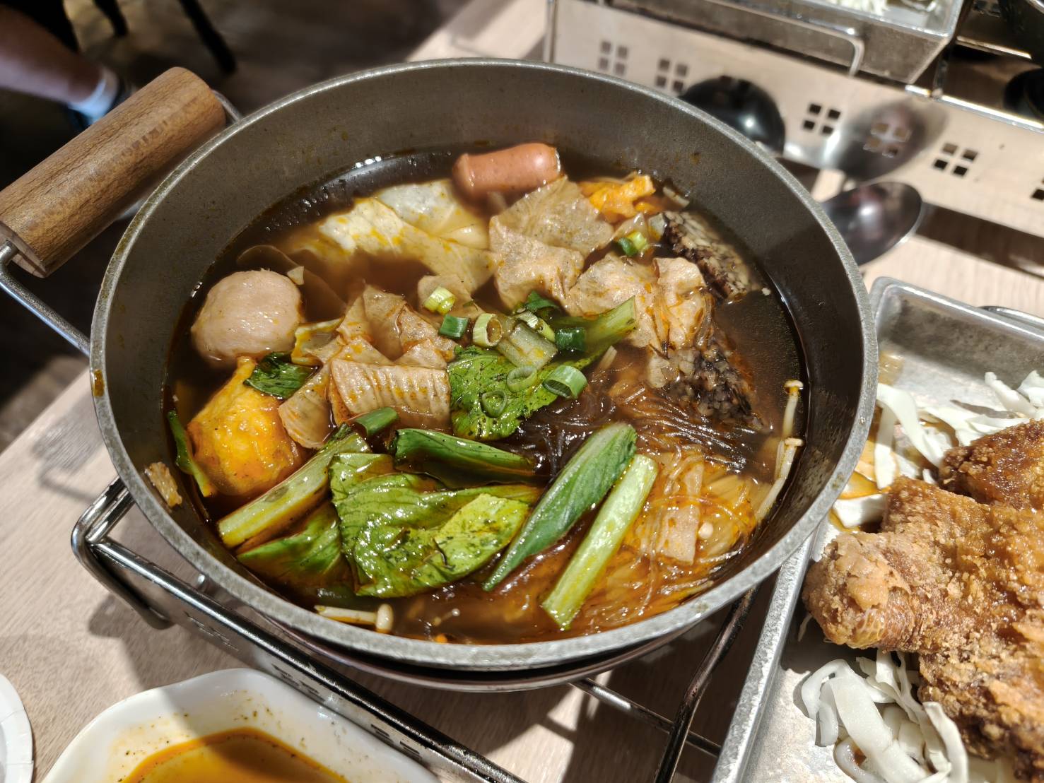 台北士林區美食|鐵鍋門一鍋一燒專賣店。一次吃到火鍋與鐵板料理,讓你一餐雙享受! - 第12張圖 台北士林區美食|鐵鍋門一鍋一燒專賣店。一次吃到火鍋與鐵板料理,讓你一餐雙享受!