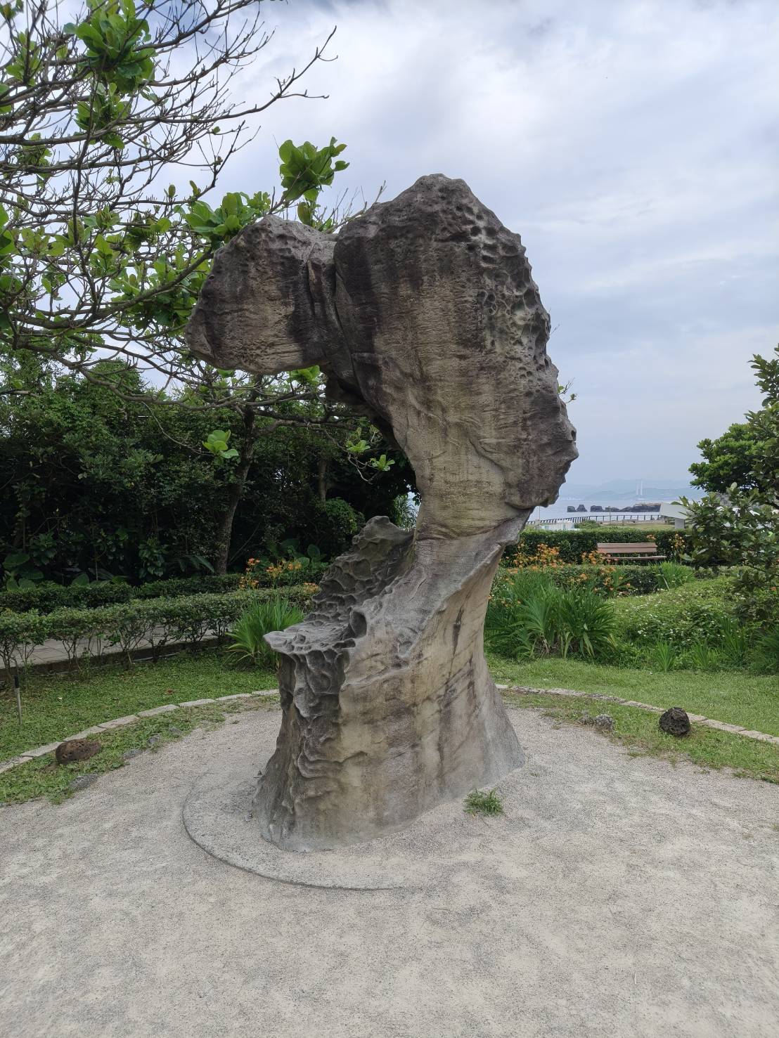 野柳地質公園~暫時拋開工作的煩人、來這裡走走,看看女王頭和俏皮公主吧! - 第5張圖 野柳地質公園~暫時拋開工作的煩人、來這裡走走,看看女王頭和俏皮公主吧!