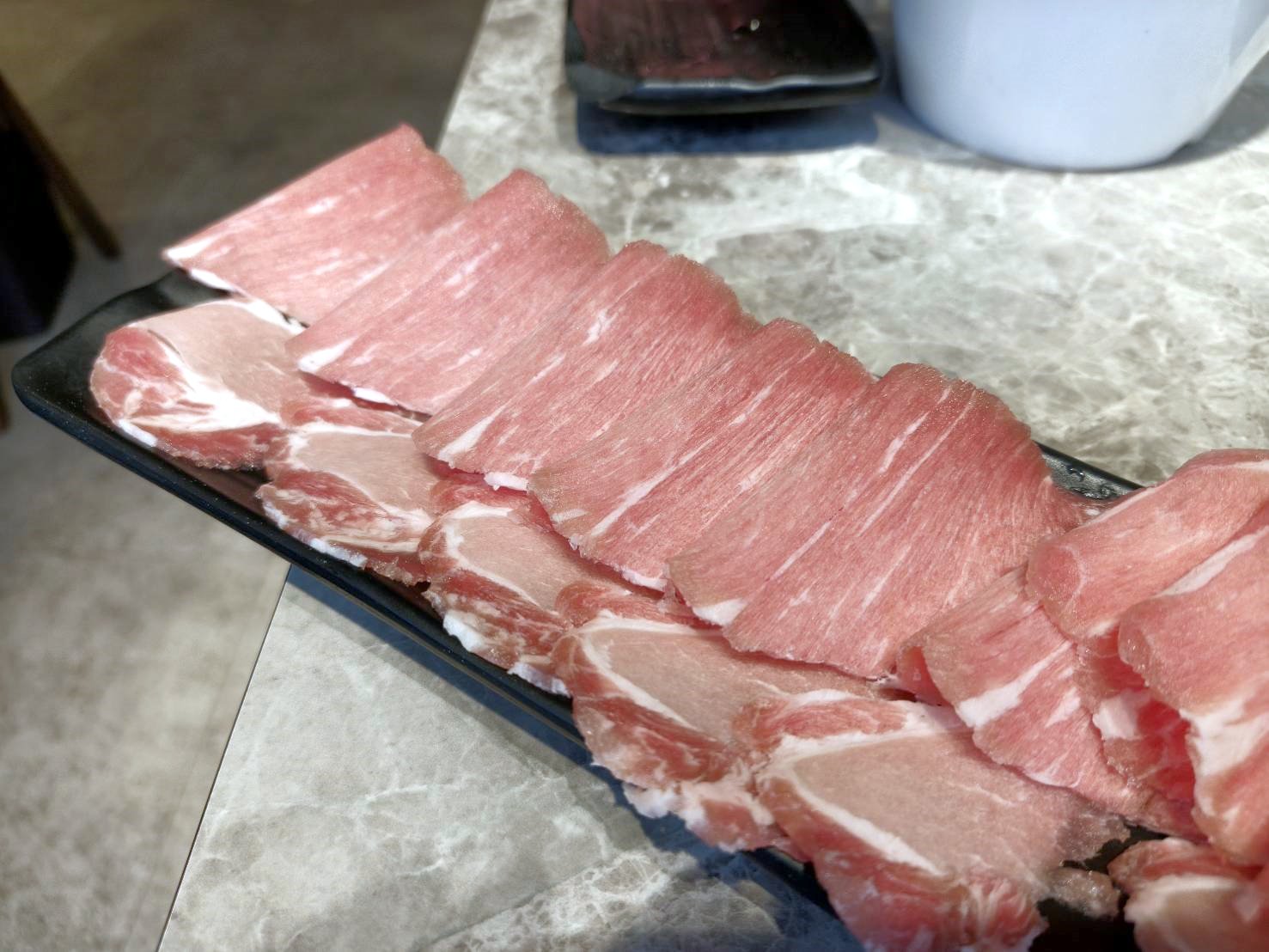 台北西門町美食|加分100%浜中特選昆布鍋物-台北西門店。藥膳湯使用真材實料中藥包、嫩肩牛吃來真的是很嫩喔!