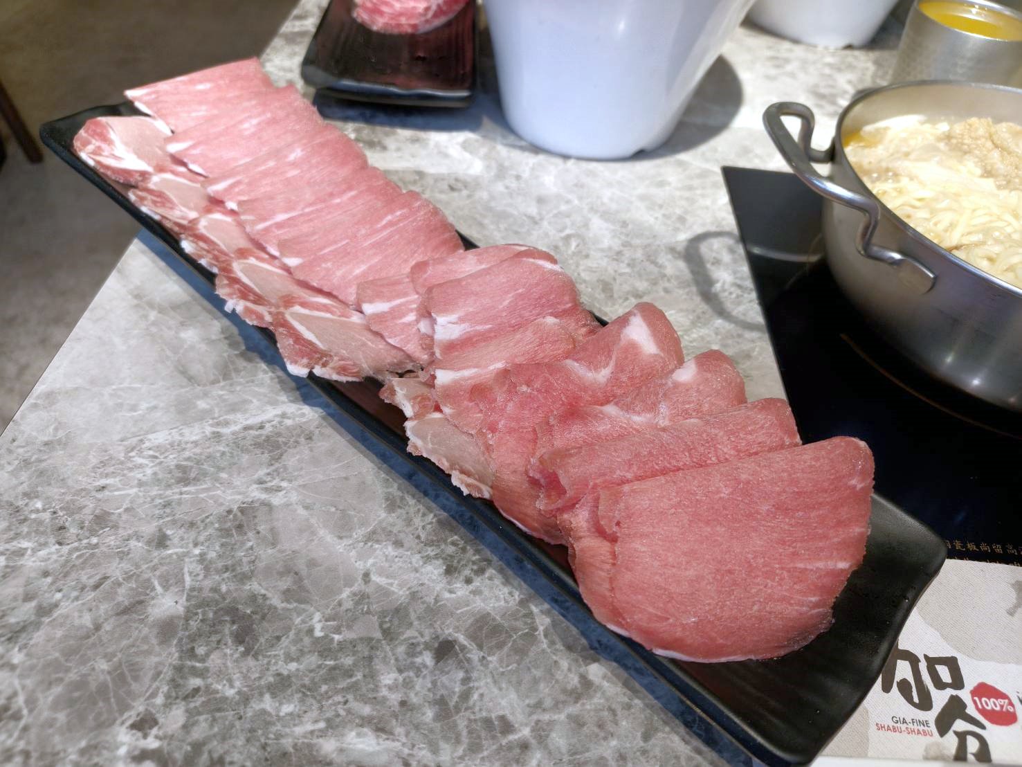 台北西門町美食|加分100%浜中特選昆布鍋物-台北西門店。藥膳湯使用真材實料中藥包、嫩肩牛吃來真的是很嫩喔!