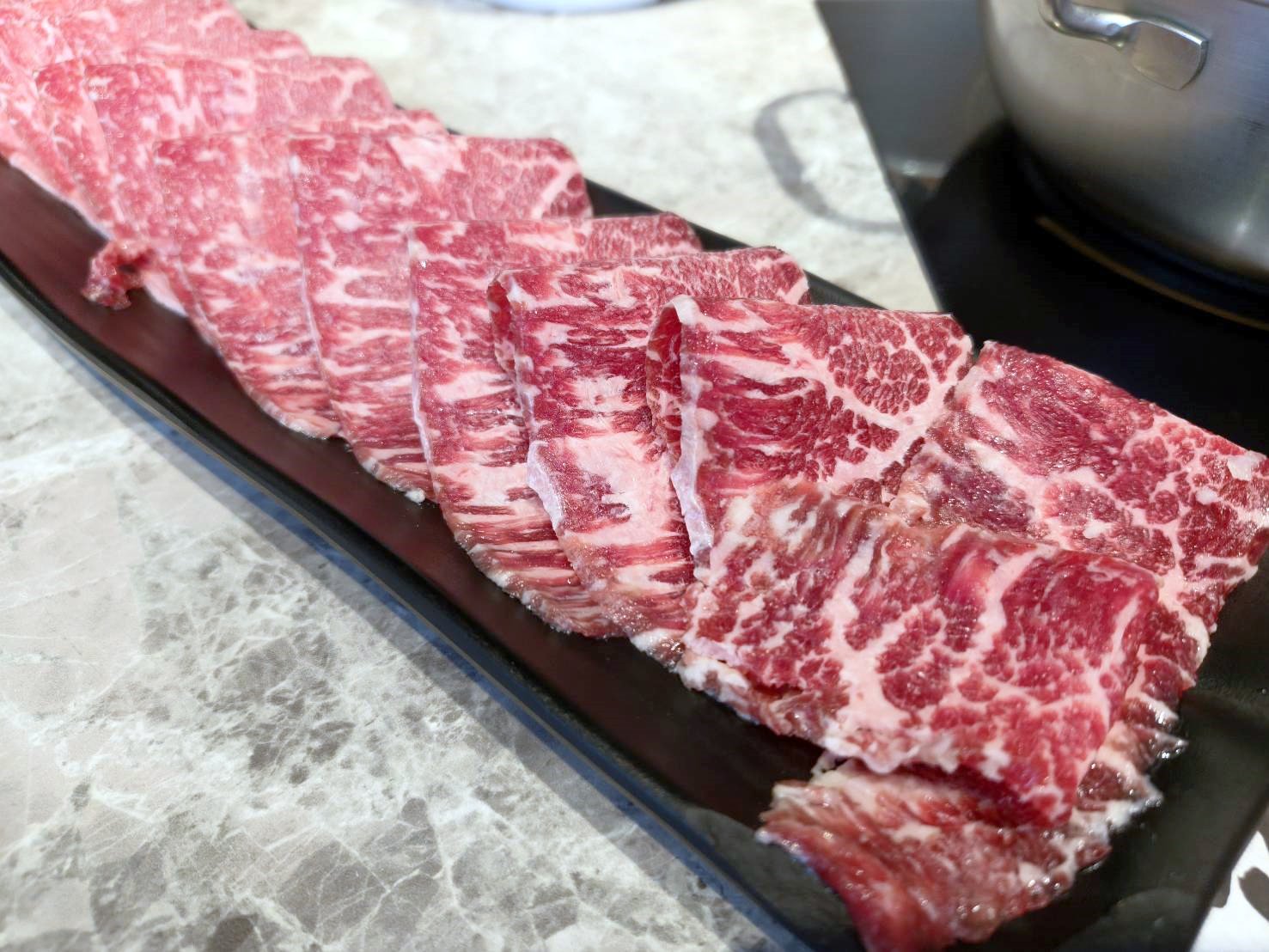 台北西門町美食|加分100%浜中特選昆布鍋物-台北西門店。藥膳湯使用真材實料中藥包、嫩肩牛吃來真的是很嫩喔!