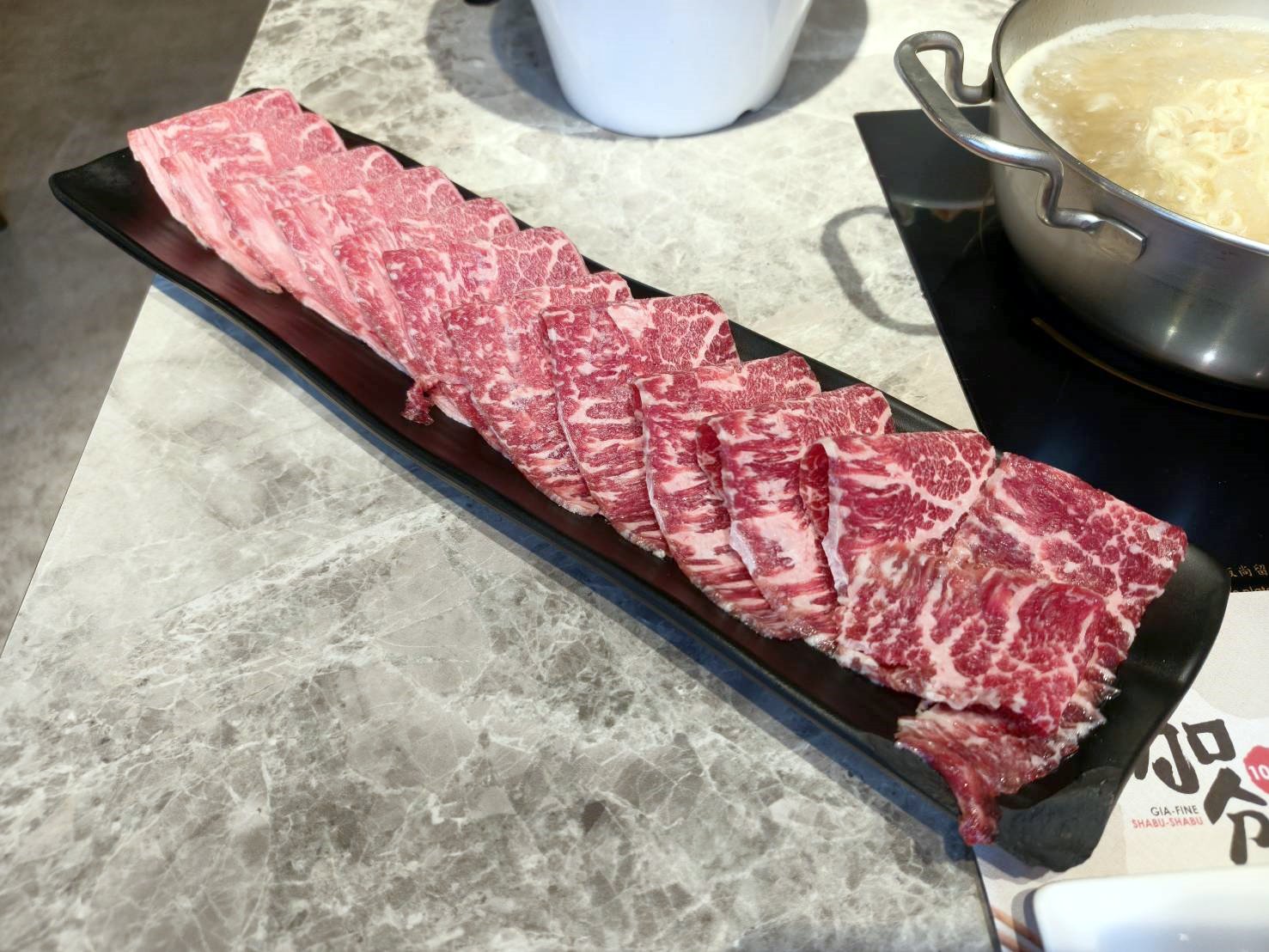 台北西門町美食|加分100%浜中特選昆布鍋物-台北西門店。藥膳湯使用真材實料中藥包、嫩肩牛吃來真的是很嫩喔!