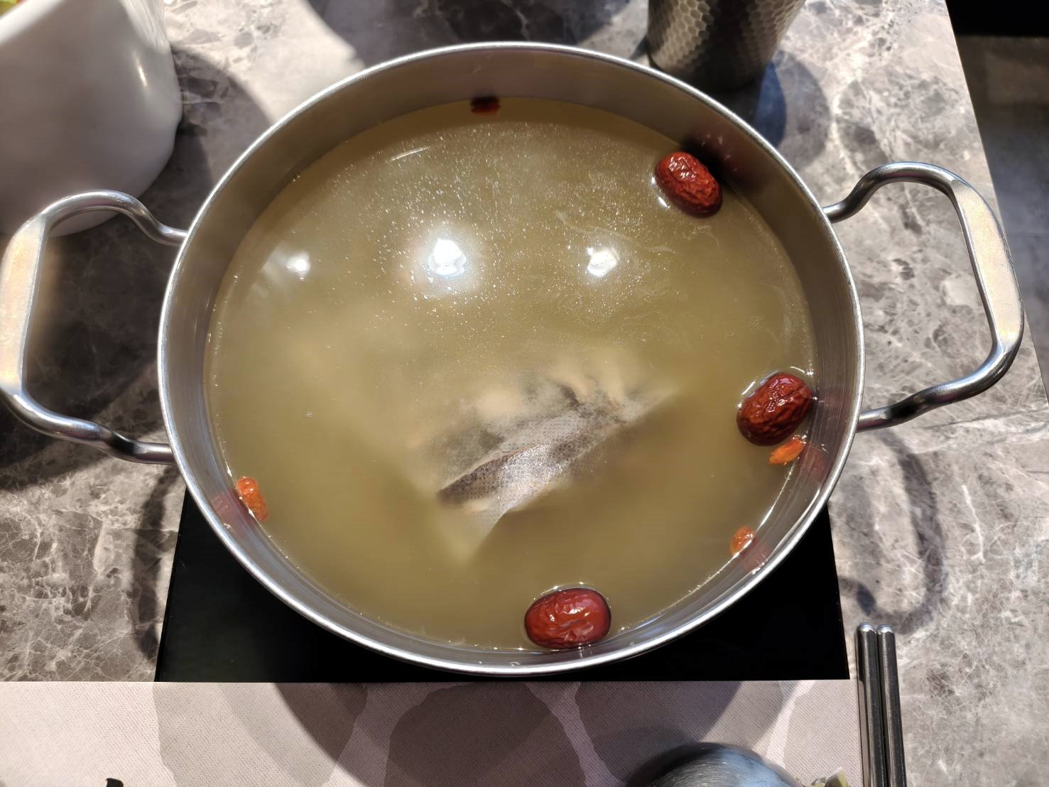 台北西門町美食|加分100%浜中特選昆布鍋物-台北西門店。藥膳湯使用真材實料中藥包、嫩肩牛吃來真的是很嫩喔!