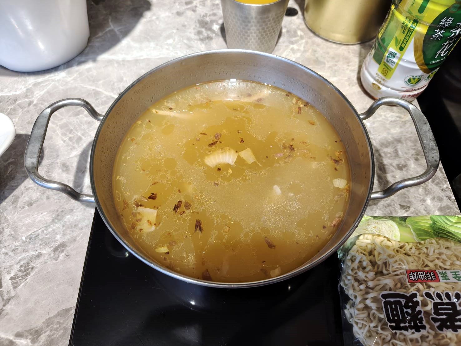 台北西門町美食|加分100%浜中特選昆布鍋物-台北西門店。藥膳湯使用真材實料中藥包、嫩肩牛吃來真的是很嫩喔!