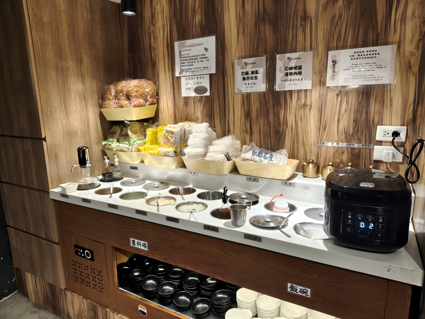 台北西門町美食|加分100%浜中特選昆布鍋物-台北西門店。藥膳湯使用真材實料中藥包、嫩肩牛吃來真的是很嫩喔!