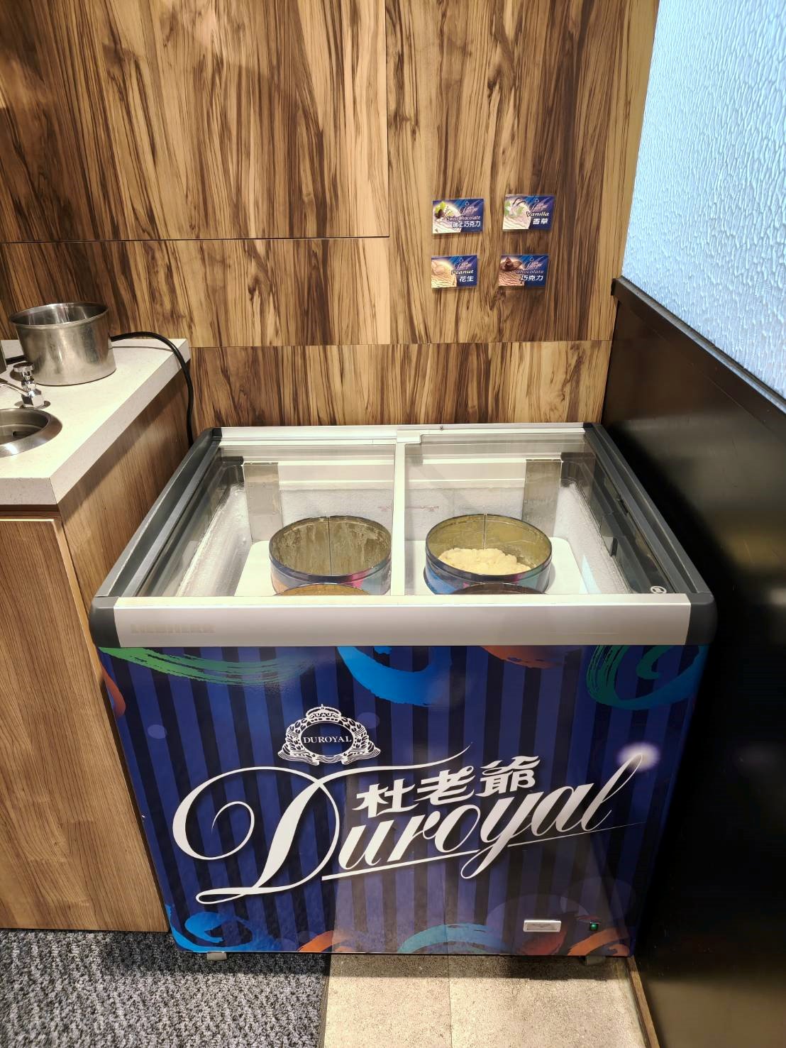 台北西門町美食|加分100%浜中特選昆布鍋物-台北西門店。藥膳湯使用真材實料中藥包、嫩肩牛吃來真的是很嫩喔!
