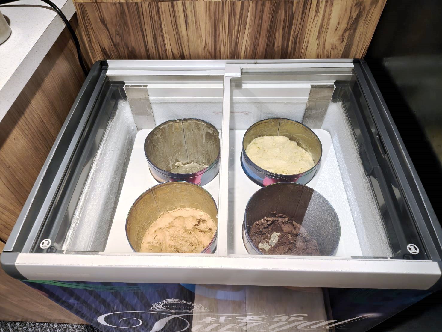 台北西門町美食|加分100%浜中特選昆布鍋物-台北西門店。藥膳湯使用真材實料中藥包、嫩肩牛吃來真的是很嫩喔!