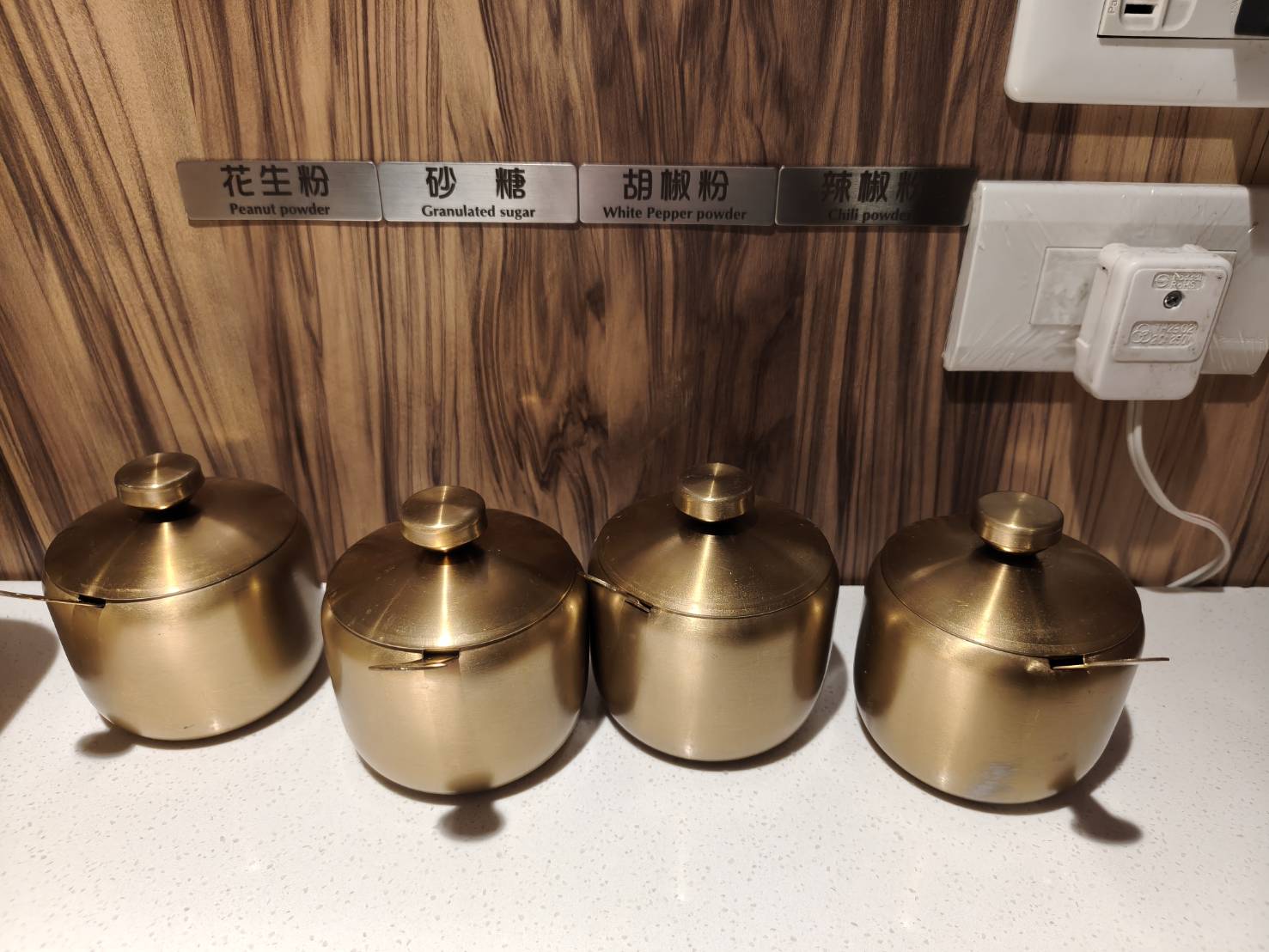 台北西門町美食|加分100%浜中特選昆布鍋物-台北西門店。藥膳湯使用真材實料中藥包、嫩肩牛吃來真的是很嫩喔!