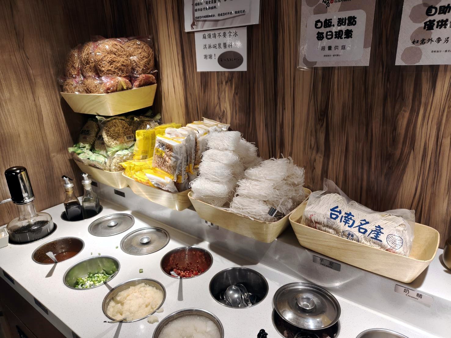台北西門町美食|加分100%浜中特選昆布鍋物-台北西門店。藥膳湯使用真材實料中藥包、嫩肩牛吃來真的是很嫩喔!