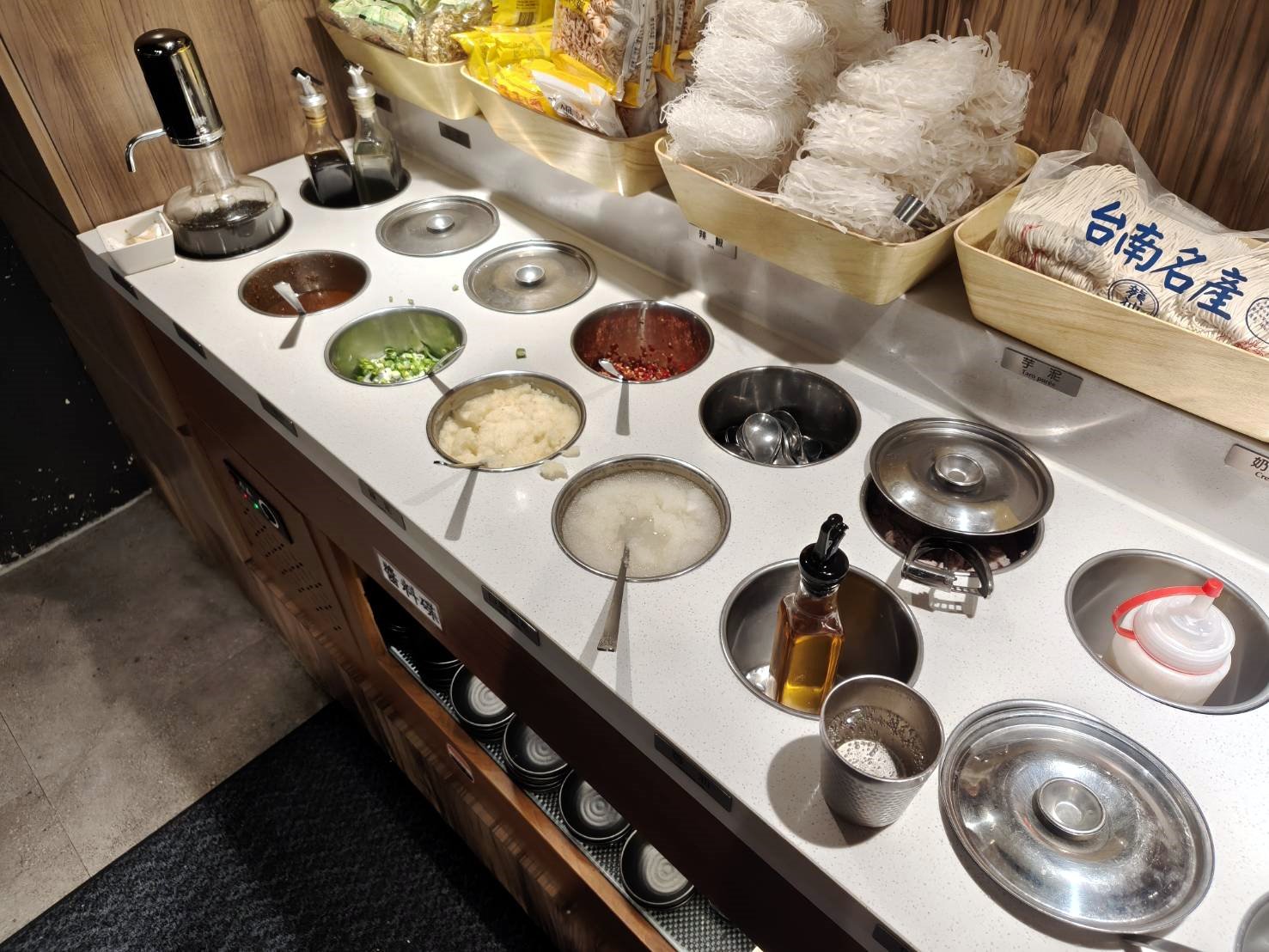 台北西門町美食|加分100%浜中特選昆布鍋物-台北西門店。藥膳湯使用真材實料中藥包、嫩肩牛吃來真的是很嫩喔!