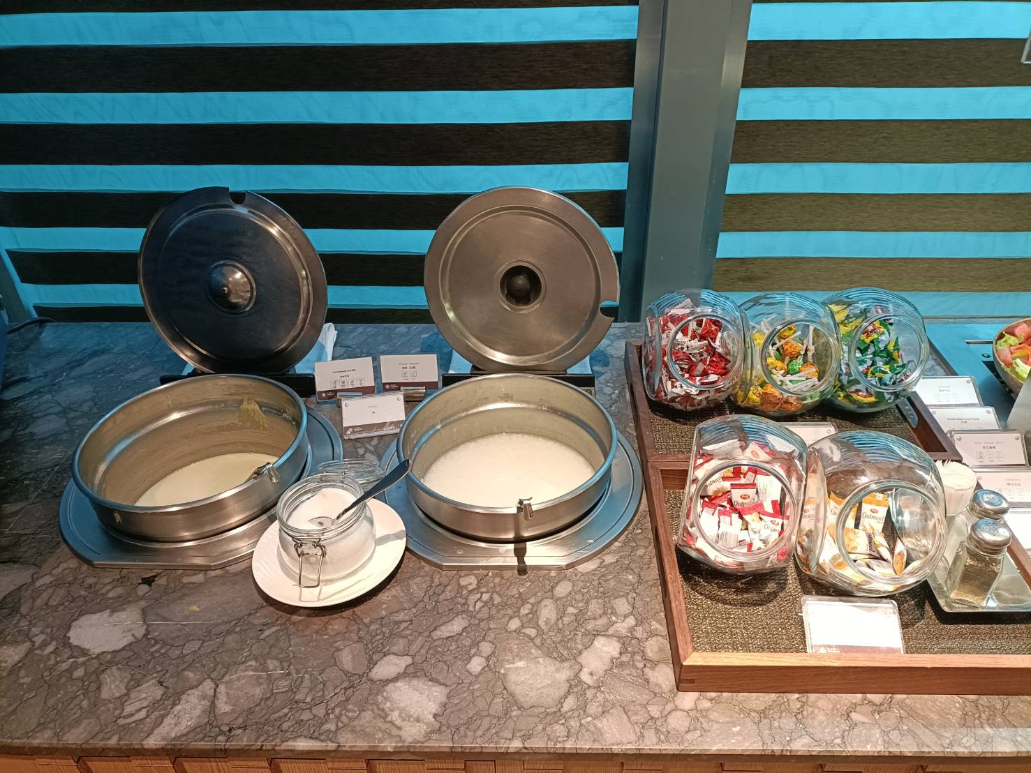 環亞機場貴賓室第二航廈A區 plaza premium lounge。整體CP值很高喔~不輸各大航空貴賓室喔!