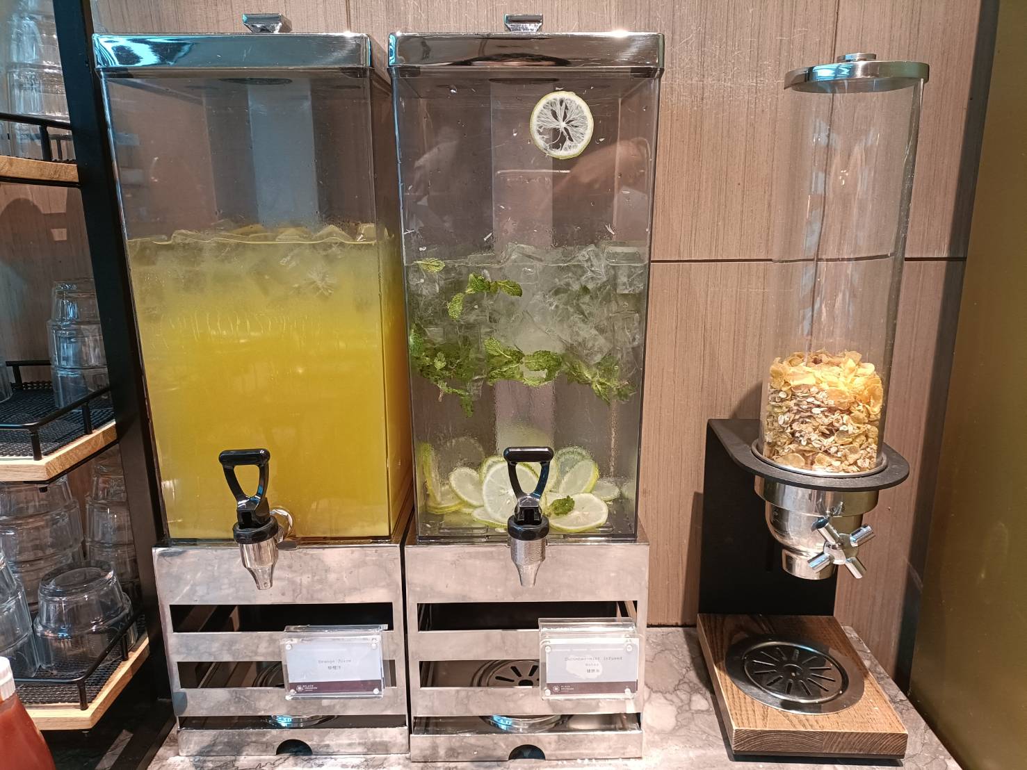 環亞機場貴賓室第二航廈A區 plaza premium lounge。整體CP值很高喔~不輸各大航空貴賓室喔!