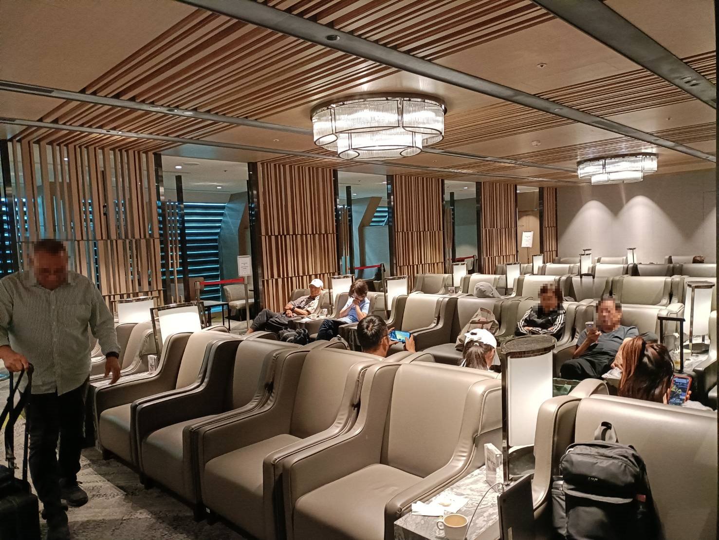 環亞機場貴賓室第二航廈A區 plaza premium lounge。整體CP值很高喔~不輸各大航空貴賓室喔!