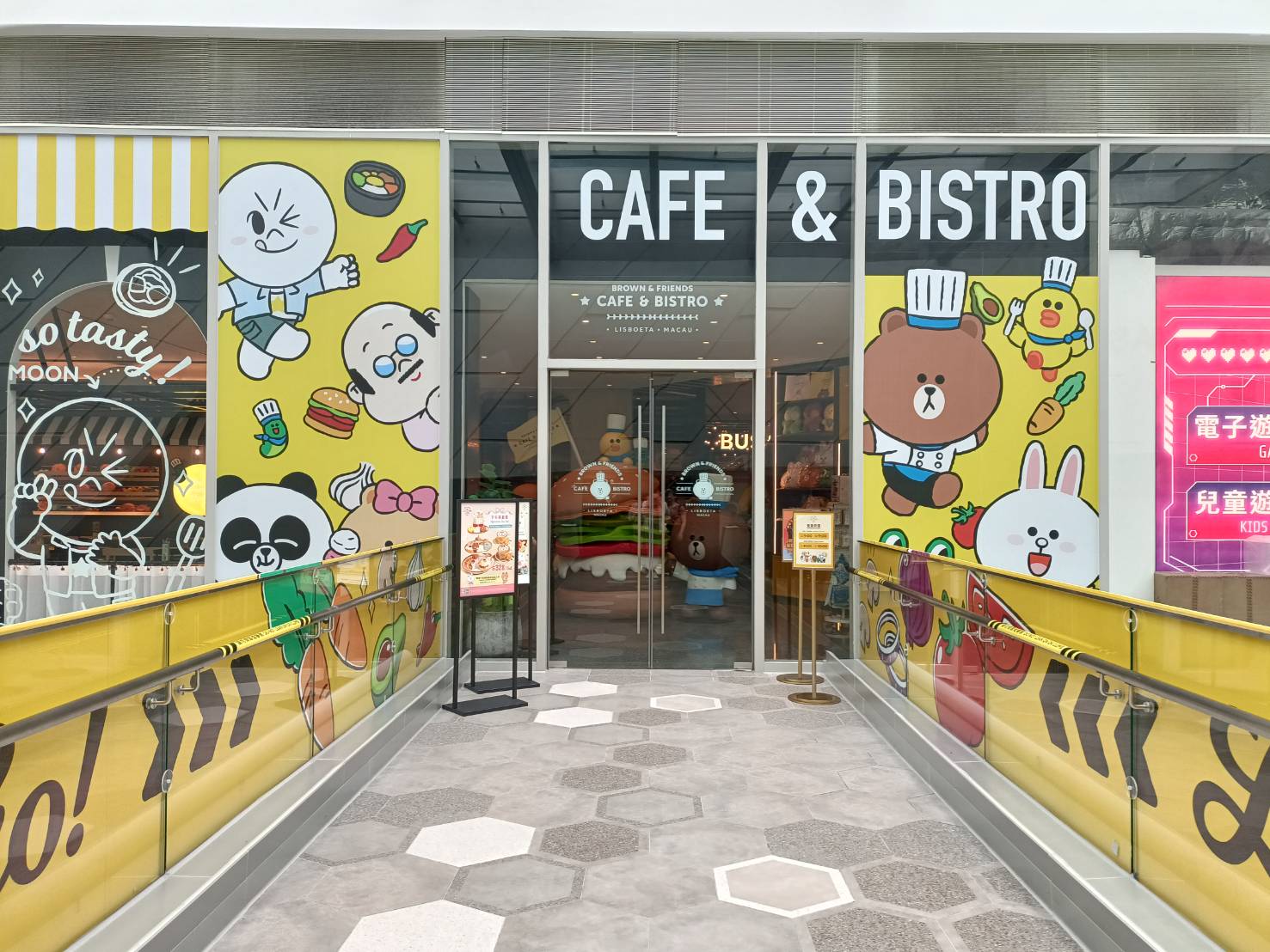 澳門| 澳門葡京人 BROWN & FRIENDS CAFE & BISTRO ~快來跟LINE FRIENDS熊大、兔兔、熊美一起用餐吧!