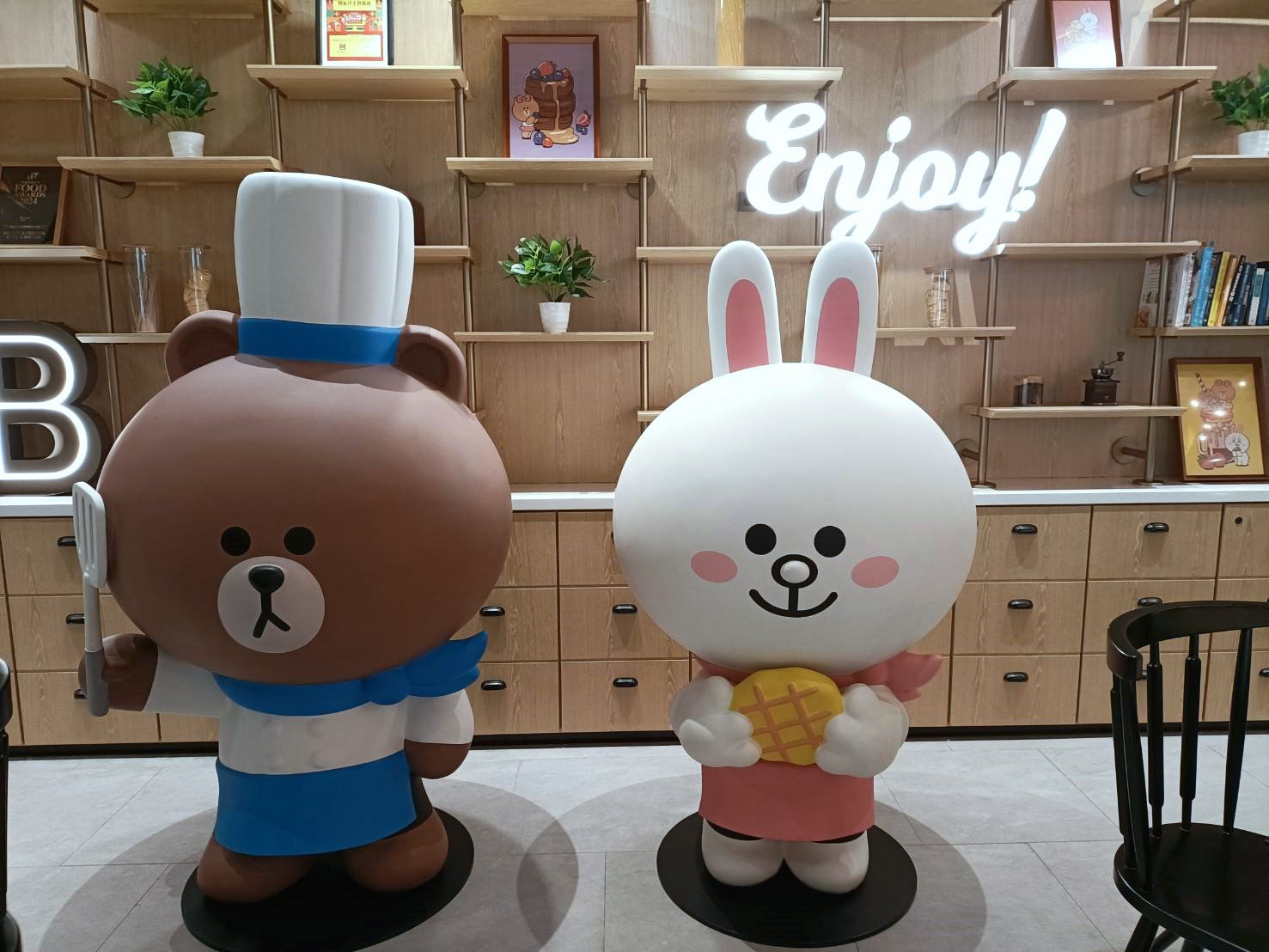 澳門| 澳門葡京人 BROWN & FRIENDS CAFE & BISTRO ~快來跟LINE FRIENDS熊大、兔兔、熊美一起用餐吧!