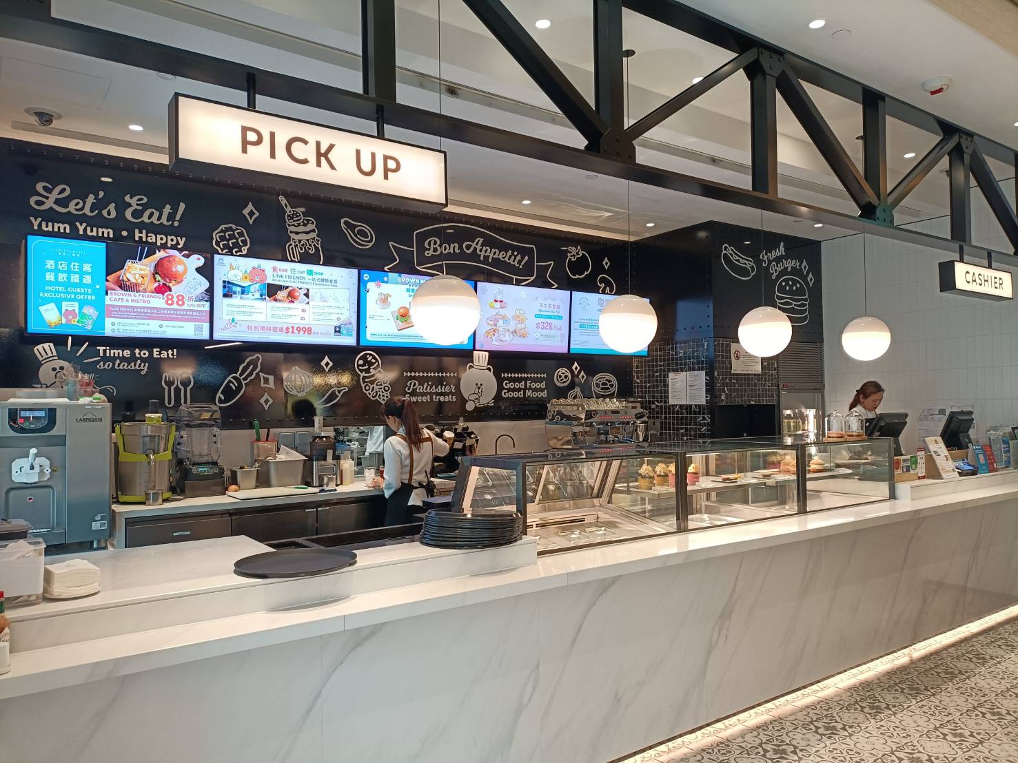 澳門| 澳門葡京人 BROWN & FRIENDS CAFE & BISTRO ~快來跟LINE FRIENDS熊大、兔兔、熊美一起用餐吧!
