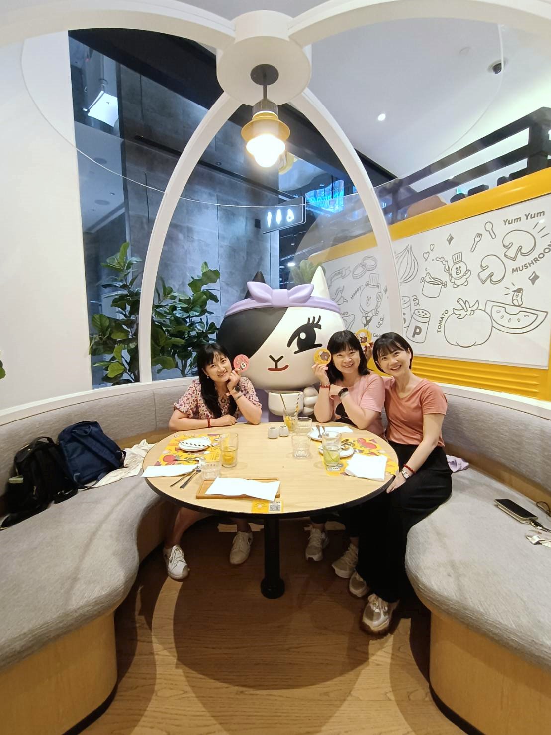 澳門| 澳門葡京人 BROWN & FRIENDS CAFE & BISTRO ~快來跟LINE FRIENDS熊大、兔兔、熊美一起用餐吧!