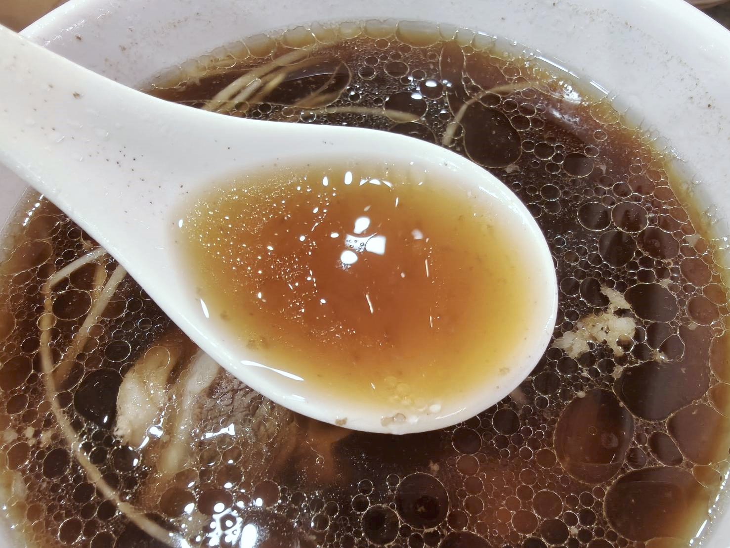 台北中山區小吃|騷煲-新台潮羊肉湯。首推紅燒羊小排湯~羊肉鮮嫩、湯頭濃郁醇香!
