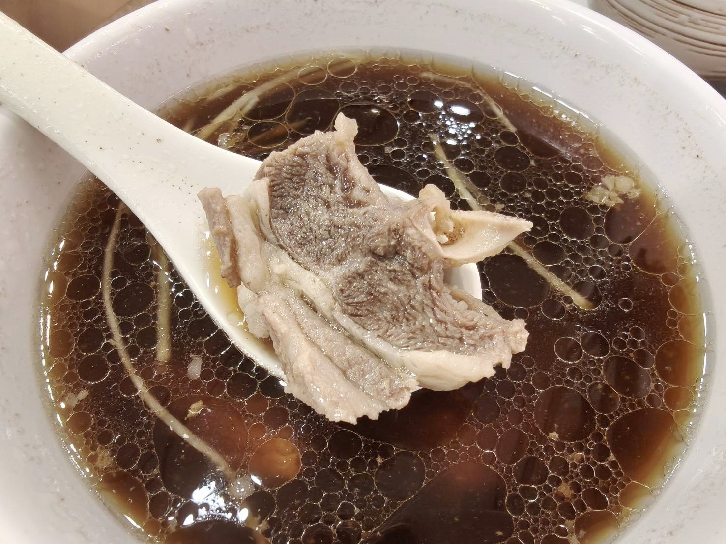 台北中山區小吃|騷煲-新台潮羊肉湯。首推紅燒羊小排湯~羊肉鮮嫩、湯頭濃郁醇香!