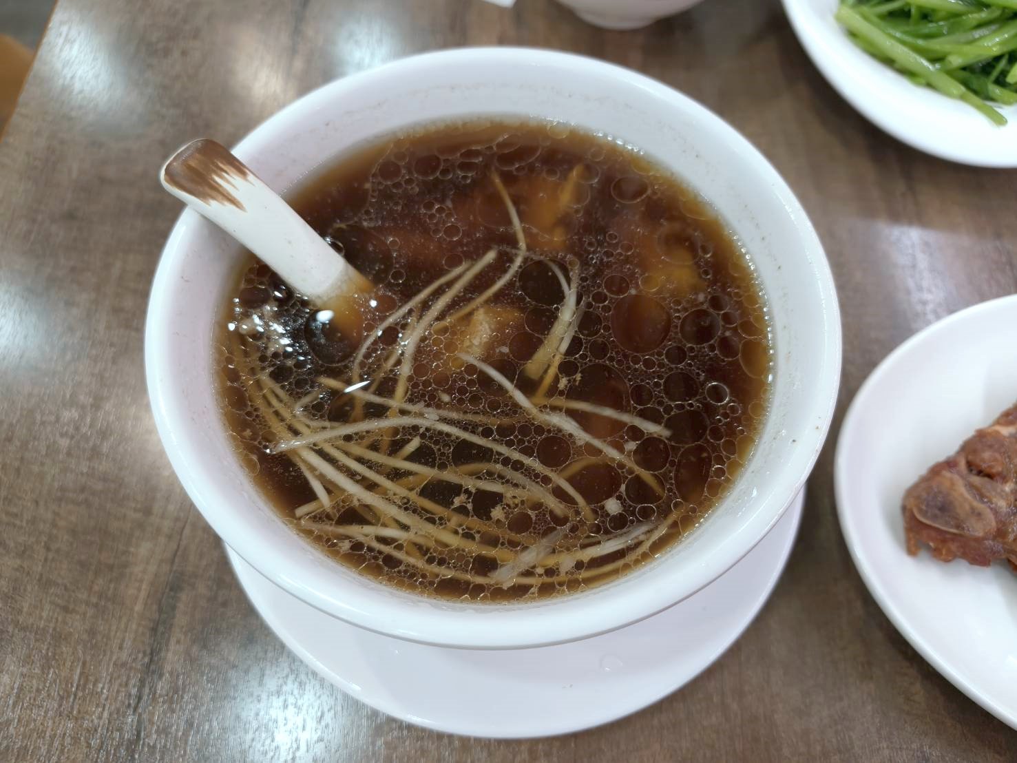 台北中山區小吃|騷煲-新台潮羊肉湯。首推紅燒羊小排湯~羊肉鮮嫩、湯頭濃郁醇香!