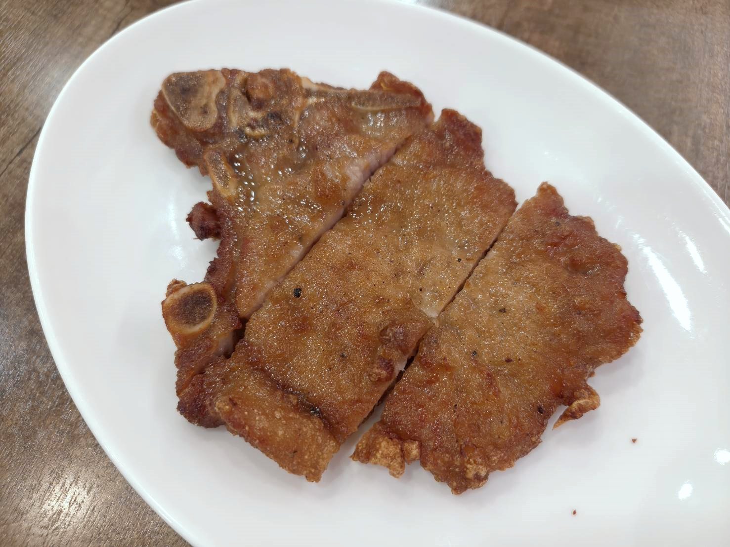 台北中山區小吃|騷煲-新台潮羊肉湯。首推紅燒羊小排湯~羊肉鮮嫩、湯頭濃郁醇香!