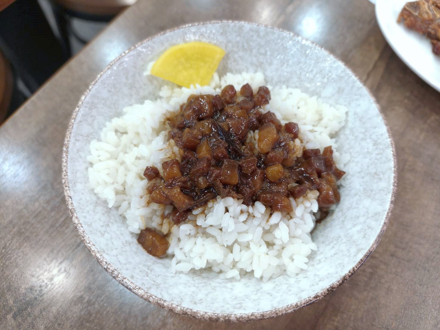 台北中山區小吃|騷煲-新台潮羊肉湯。首推紅燒羊小排湯~羊肉鮮嫩、湯頭濃郁醇香!