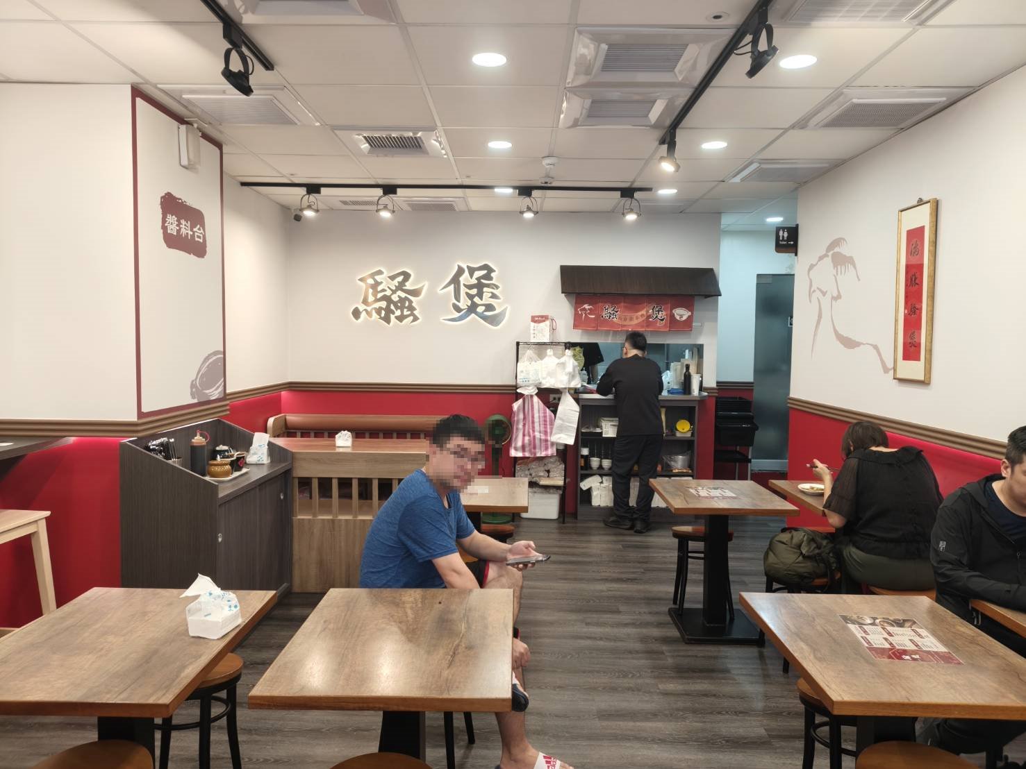 台北中山區小吃|騷煲-新台潮羊肉湯。首推紅燒羊小排湯~羊肉鮮嫩、湯頭濃郁醇香!