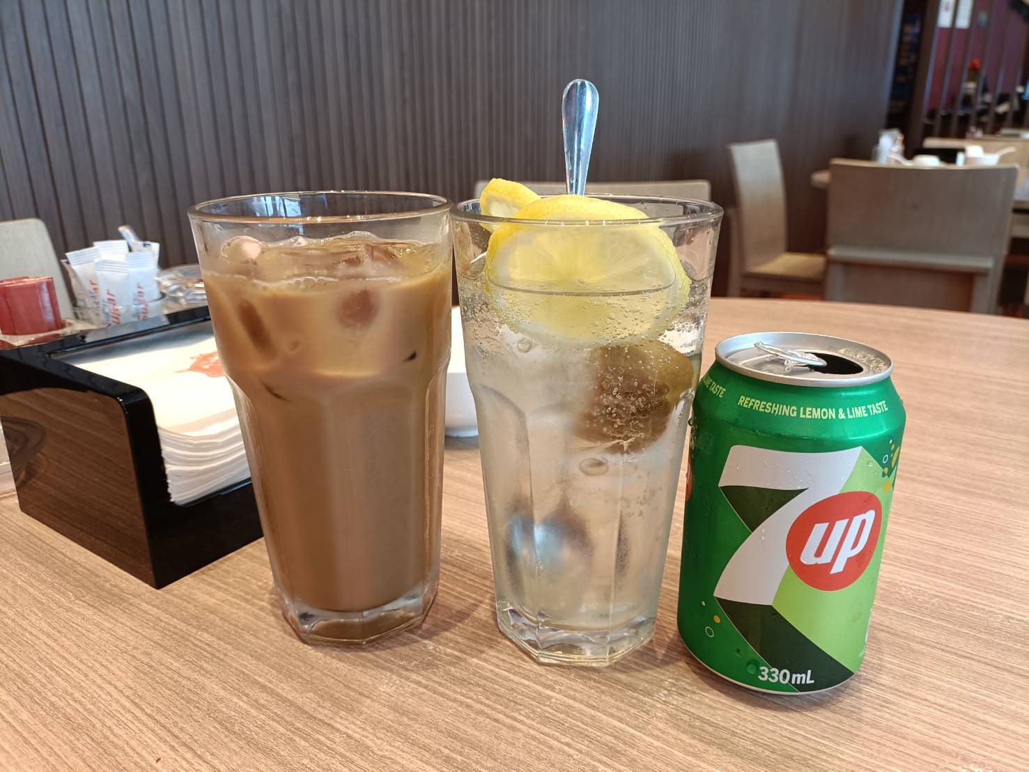 澳門|深井陳記燒鵝-銀河百老匯美食街。燒鵝、叉燒、油雞都油油亮亮、閃閃動人~好好吃喔!
