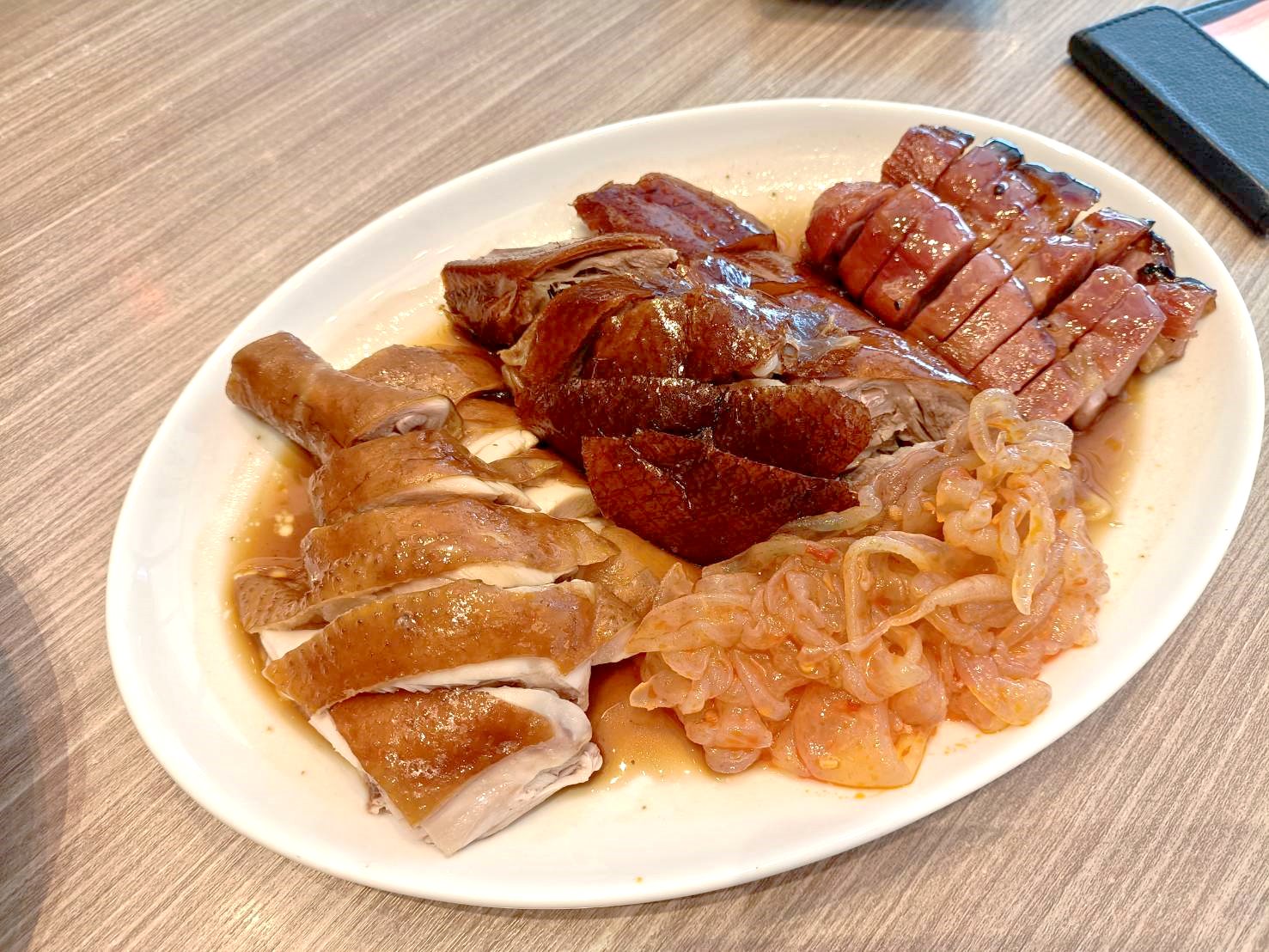 澳門|深井陳記燒鵝-銀河百老匯美食街。燒鵝、叉燒、油雞都油油亮亮、閃閃動人~好好吃喔!