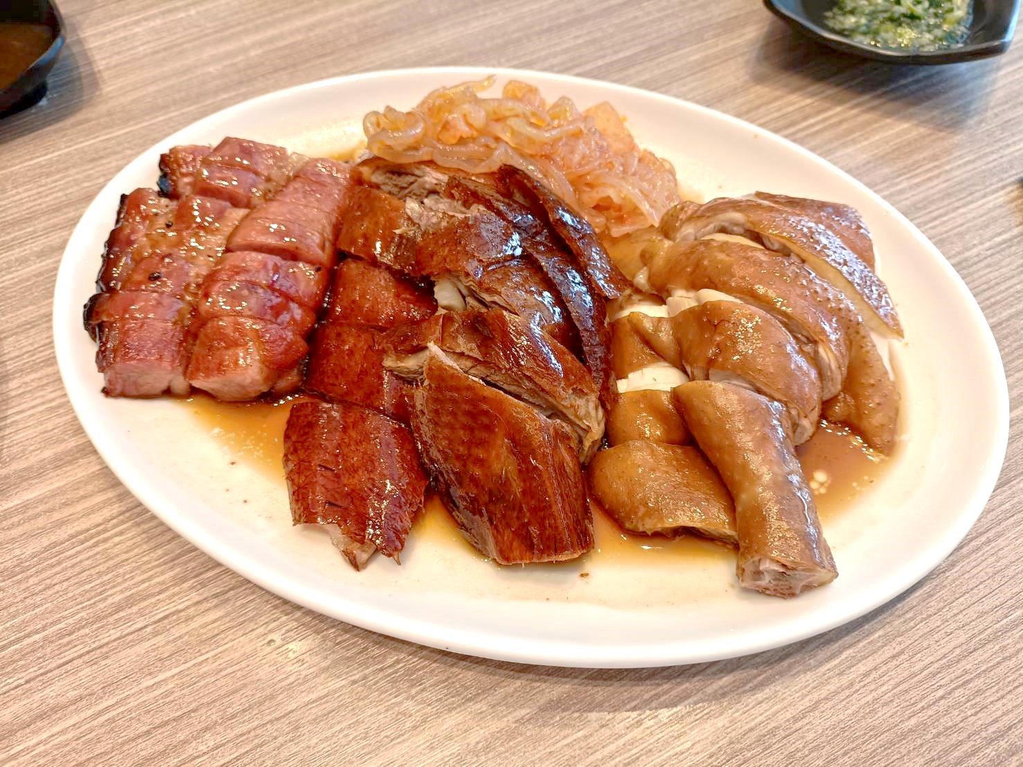 澳門|深井陳記燒鵝-銀河百老匯美食街。燒鵝、叉燒、油雞都油油亮亮、閃閃動人~好好吃喔!