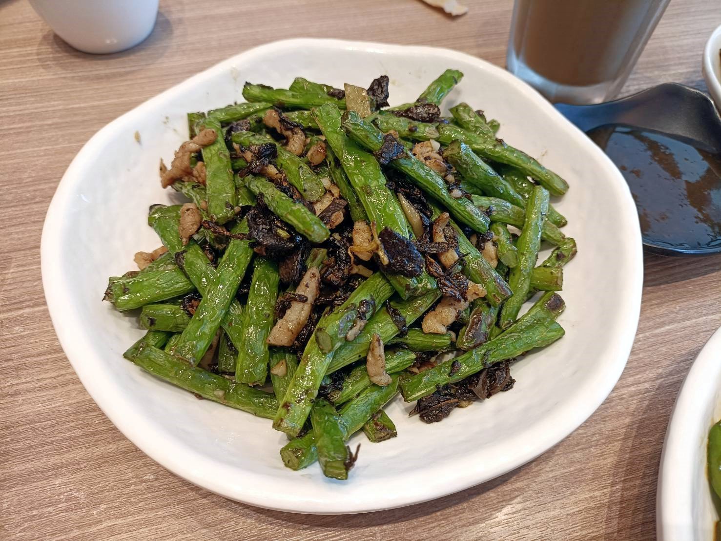 澳門|深井陳記燒鵝-銀河百老匯美食街。燒鵝、叉燒、油雞都油油亮亮、閃閃動人~好好吃喔!