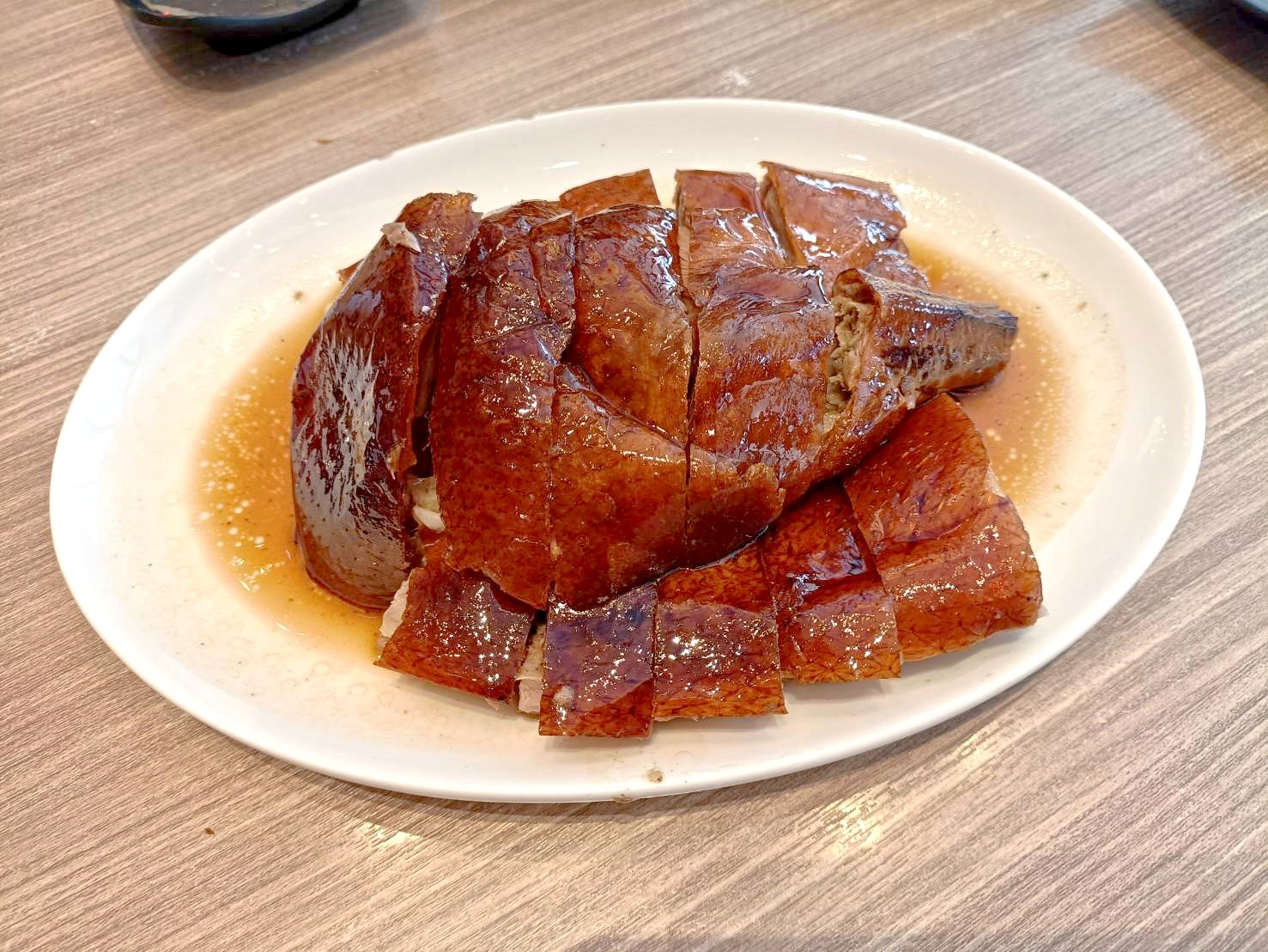 澳門|深井陳記燒鵝-銀河百老匯美食街。燒鵝、叉燒、油雞都油油亮亮、閃閃動人~好好吃喔!