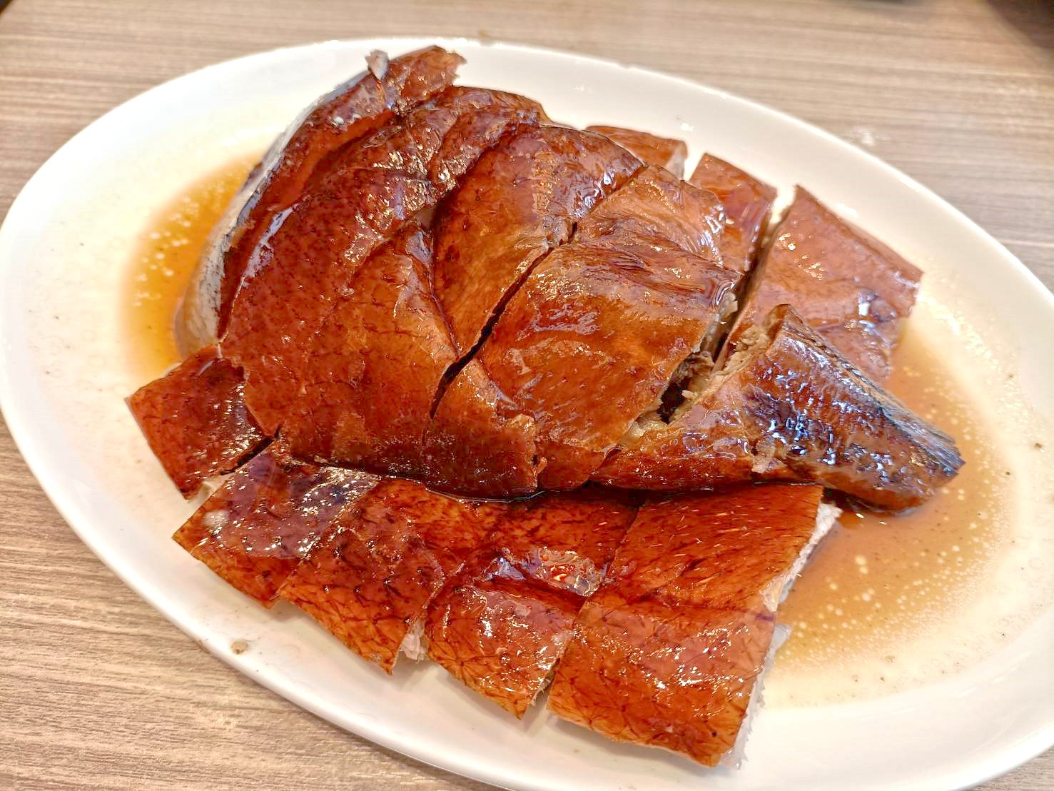 澳門|深井陳記燒鵝-銀河百老匯美食街。燒鵝、叉燒、油雞都油油亮亮、閃閃動人~好好吃喔!