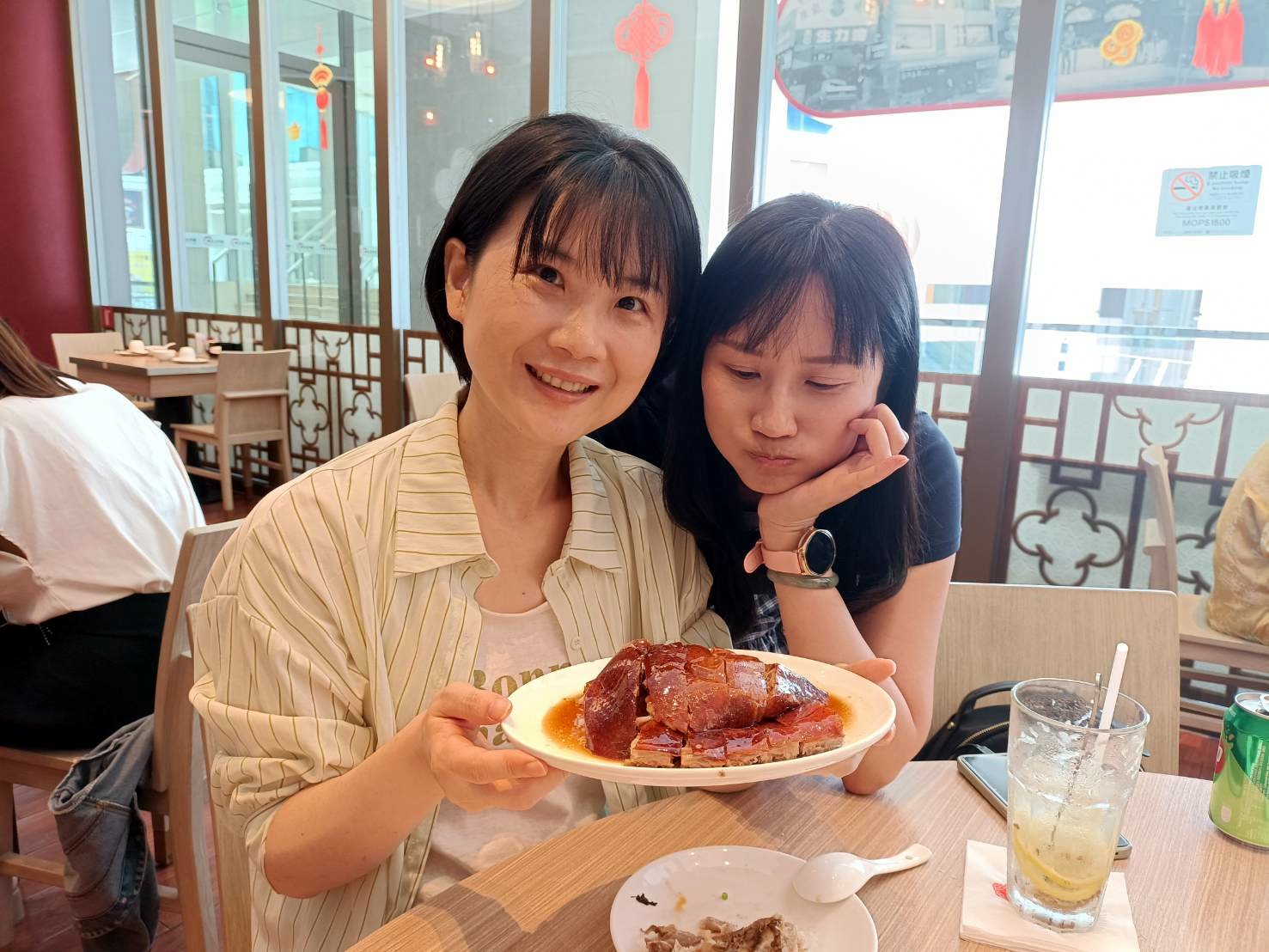 澳門|深井陳記燒鵝-銀河百老匯美食街。燒鵝、叉燒、油雞都油油亮亮、閃閃動人~好好吃喔!