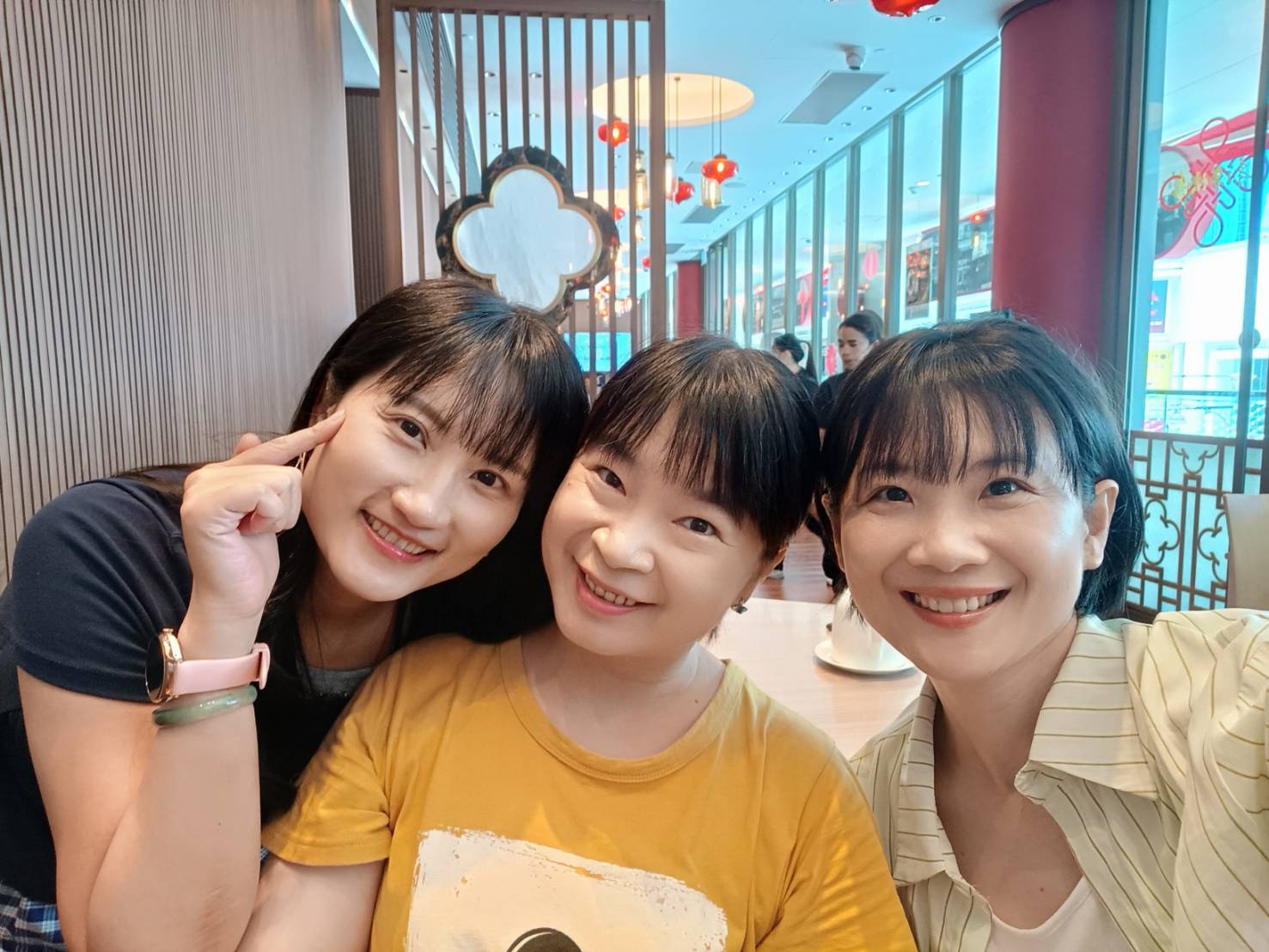 澳門|深井陳記燒鵝-銀河百老匯美食街。燒鵝、叉燒、油雞都油油亮亮、閃閃動人~好好吃喔!