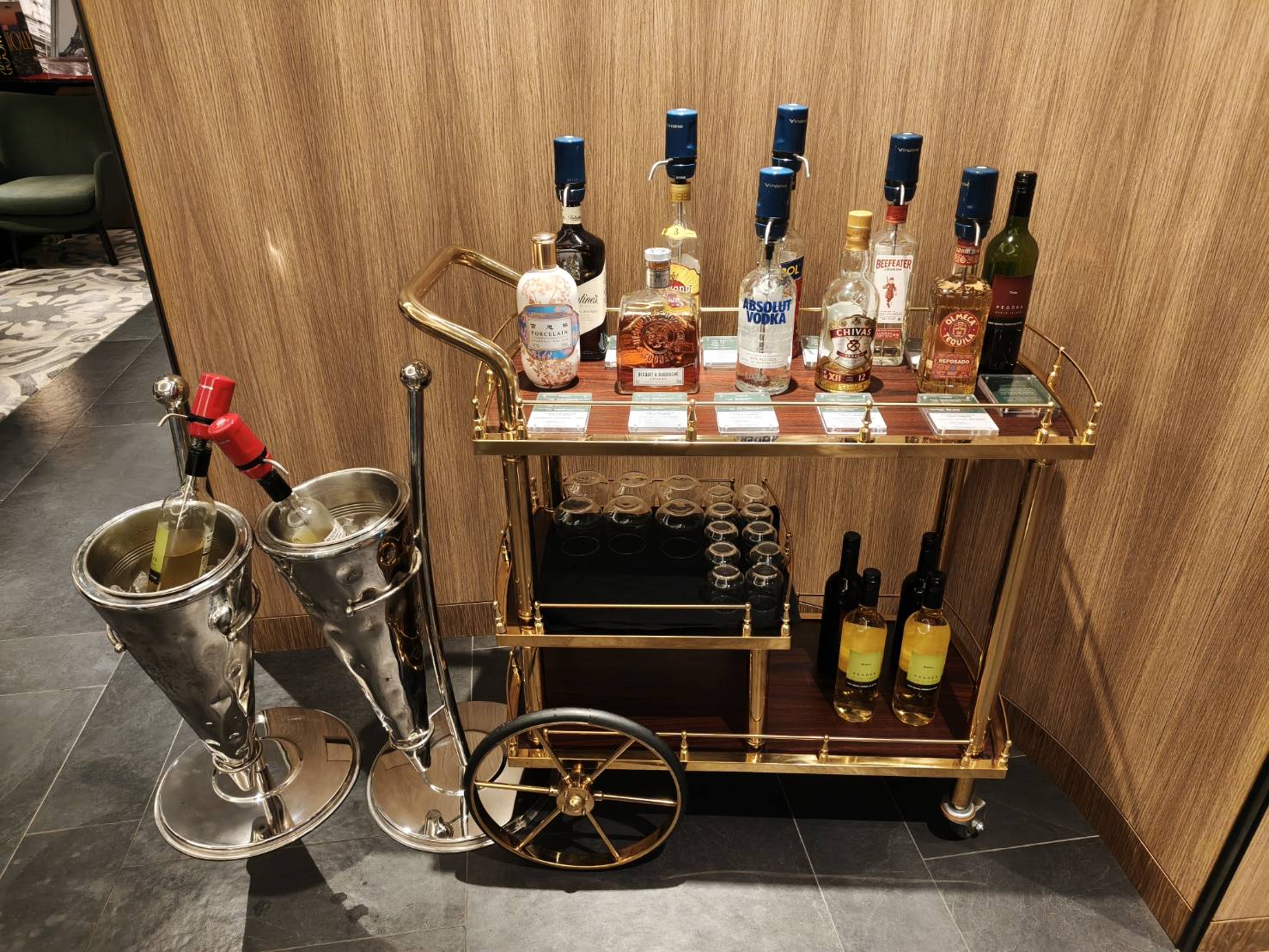 澳門|澳門機場貴賓室Plaza Premium Lounge。