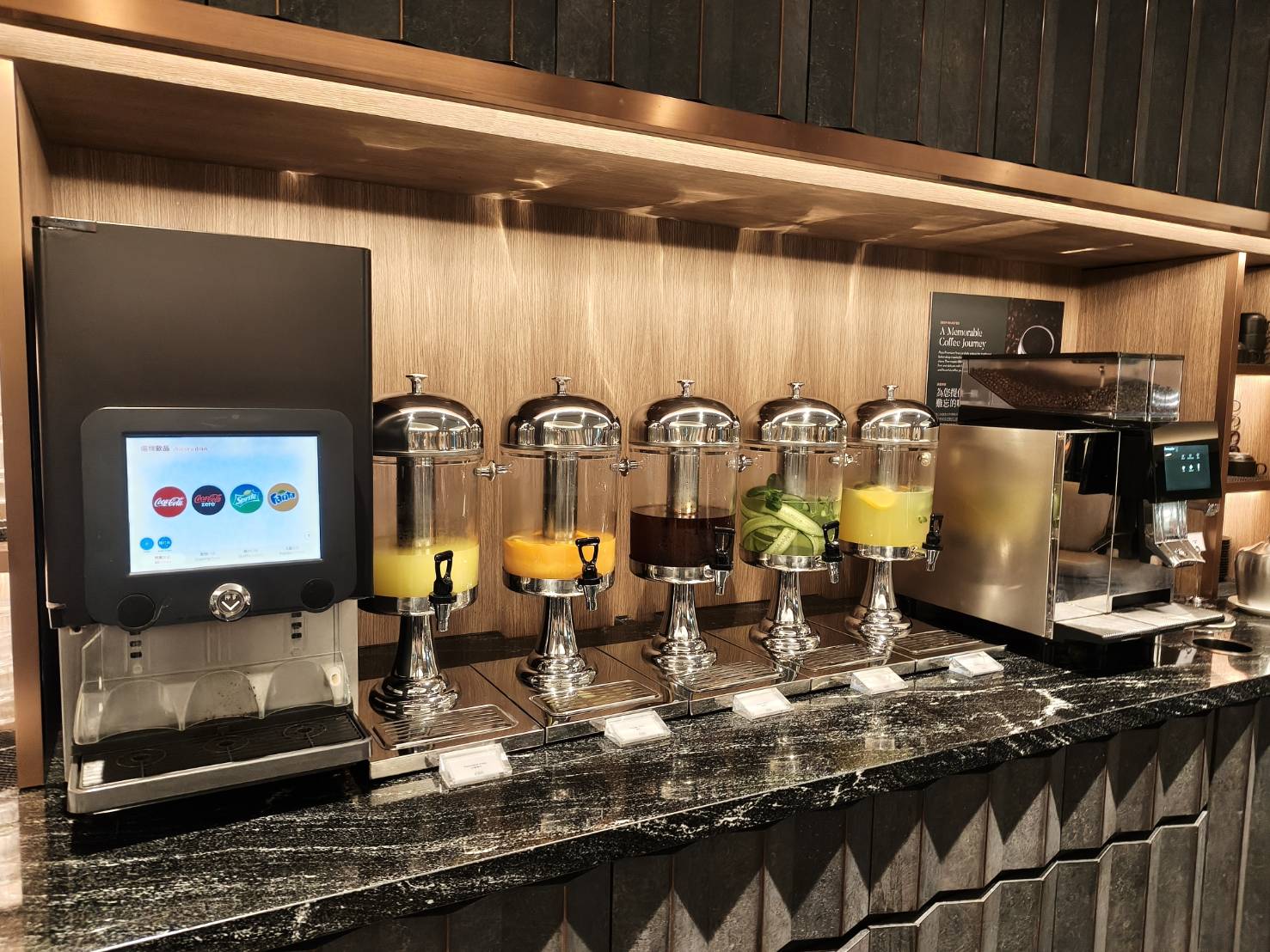 澳門|澳門機場貴賓室Plaza Premium Lounge。
