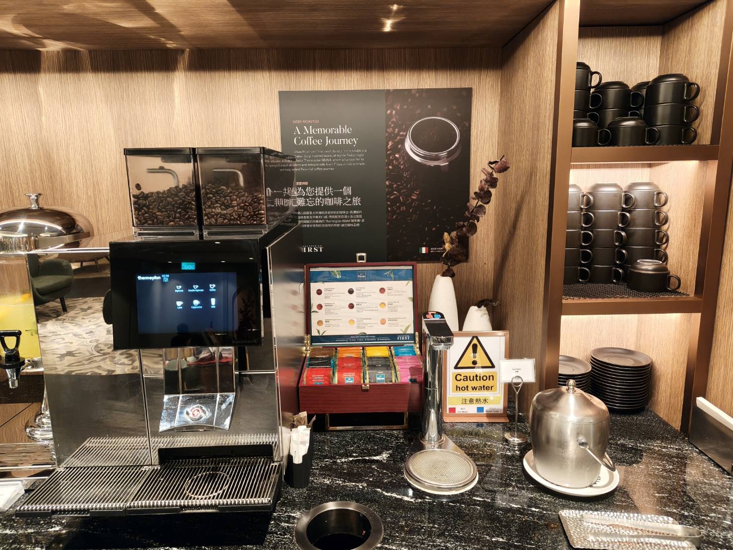 澳門|澳門機場貴賓室Plaza Premium Lounge。