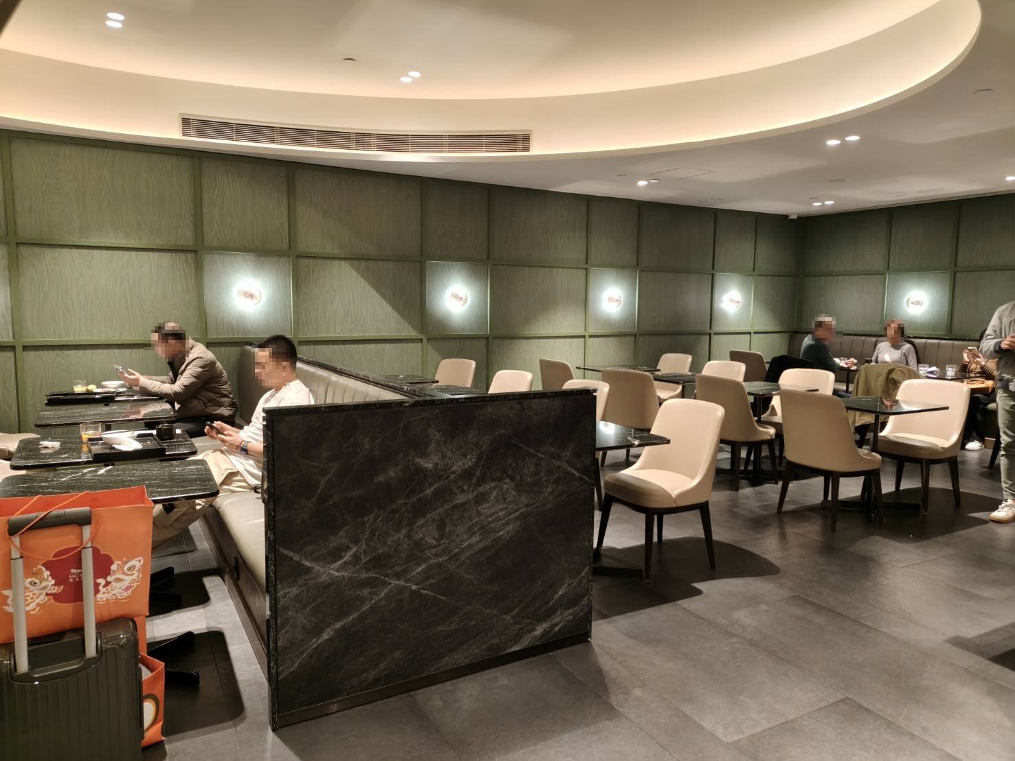 澳門|澳門機場貴賓室Plaza Premium Lounge。