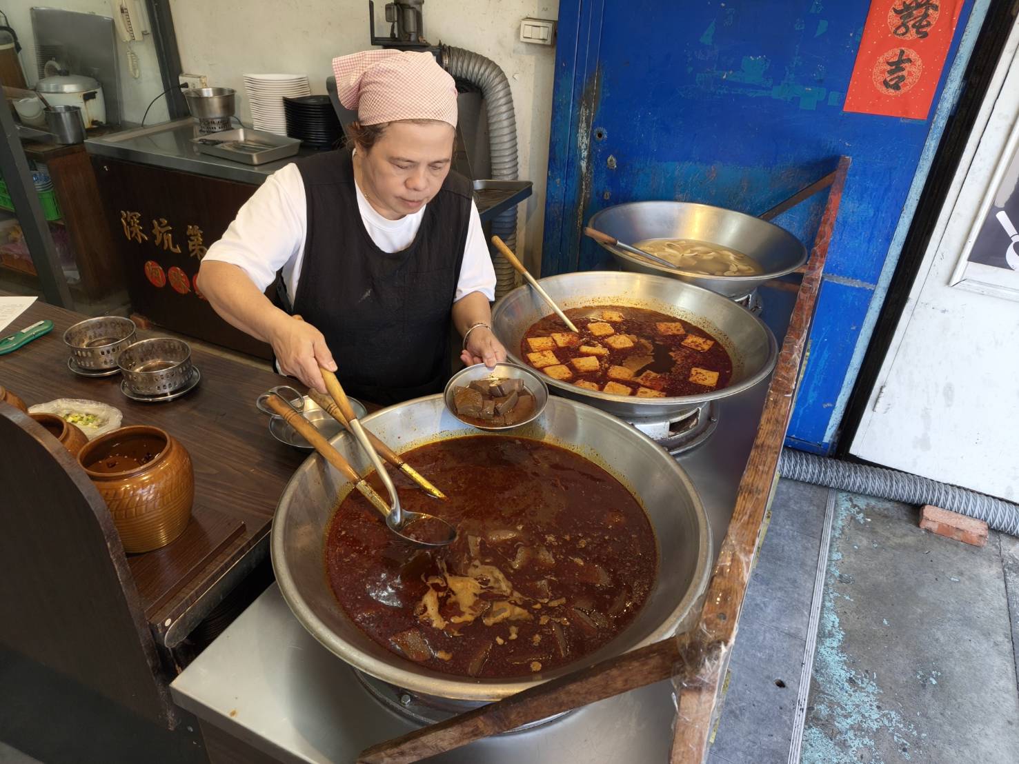 深坑老街美食|三拾堂麻辣鴨血臭豆腐、四大天王(大腸/鴨血/臭豆腐/竹筍)一鍋吃到四種好料!