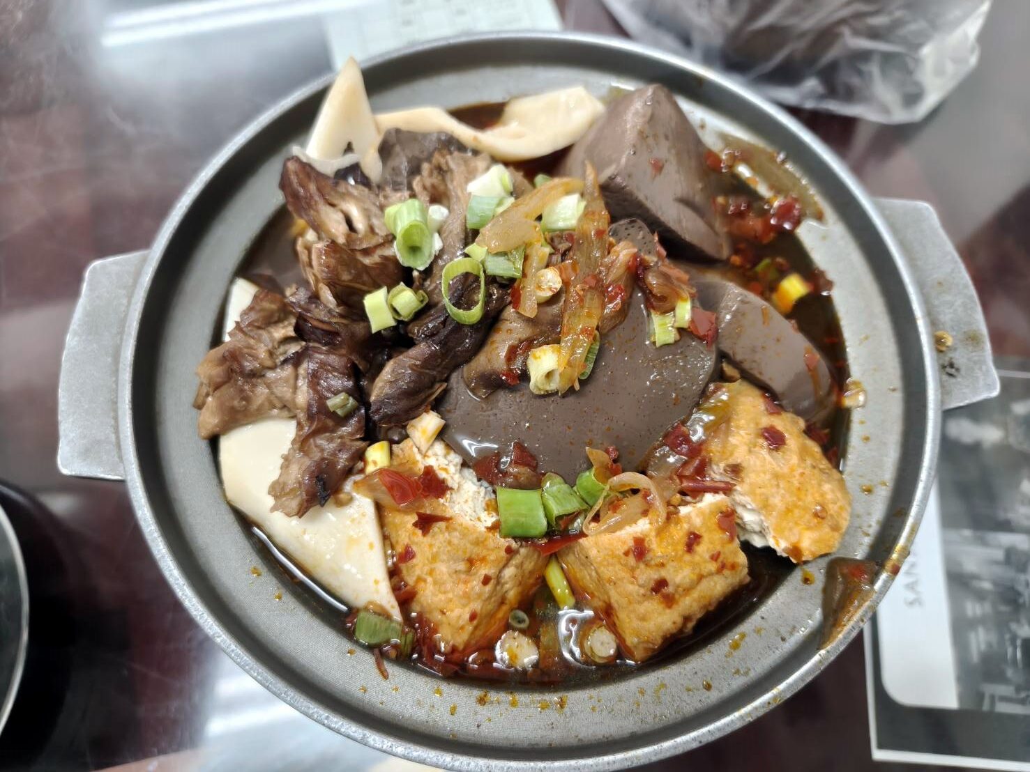 深坑老街美食|三拾堂麻辣鴨血臭豆腐、四大天王(大腸/鴨血/臭豆腐/竹筍)一鍋吃到四種好料!
