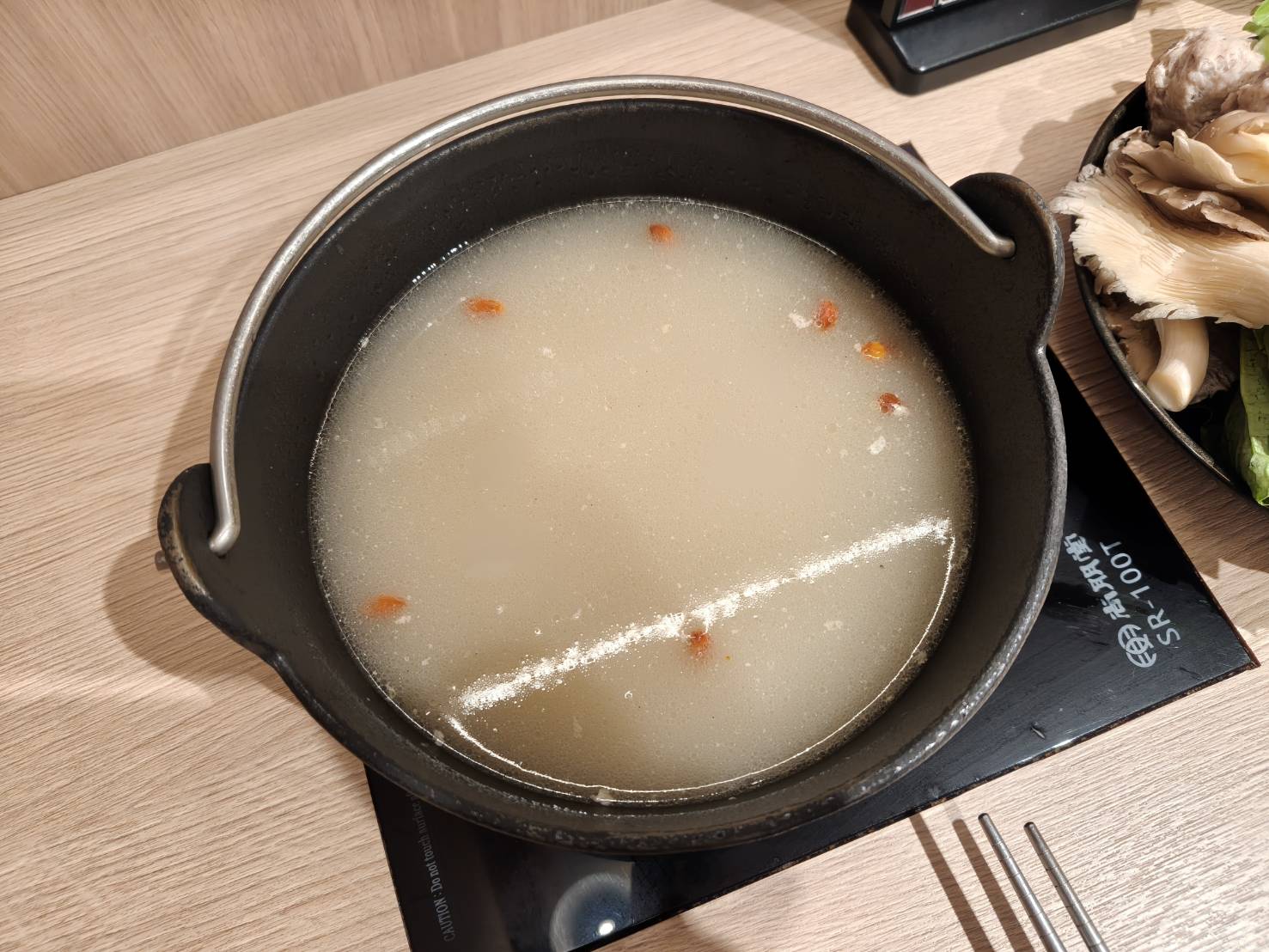 板橋美食|鮮牧火鍋-板橋府中店。野菜吧、飲料、甜點、冰淇淋吃到飽!內含菜單