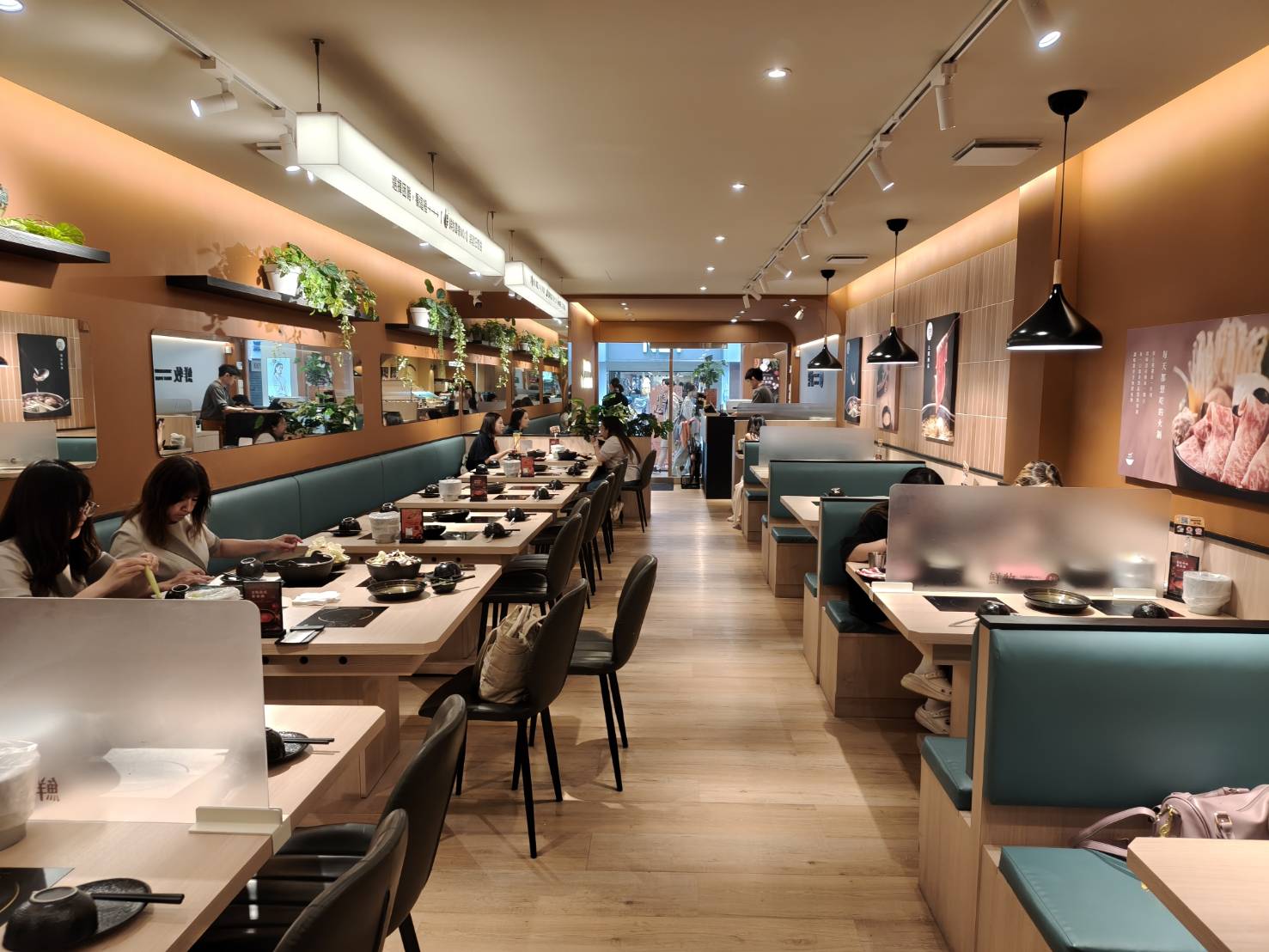 板橋美食|鮮牧火鍋-板橋府中店。野菜吧、飲料、甜點、冰淇淋吃到飽!內含菜單