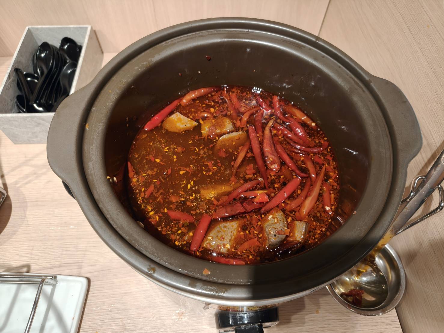 板橋美食|鮮牧火鍋-板橋府中店。野菜吧、飲料、甜點、冰淇淋吃到飽!內含菜單