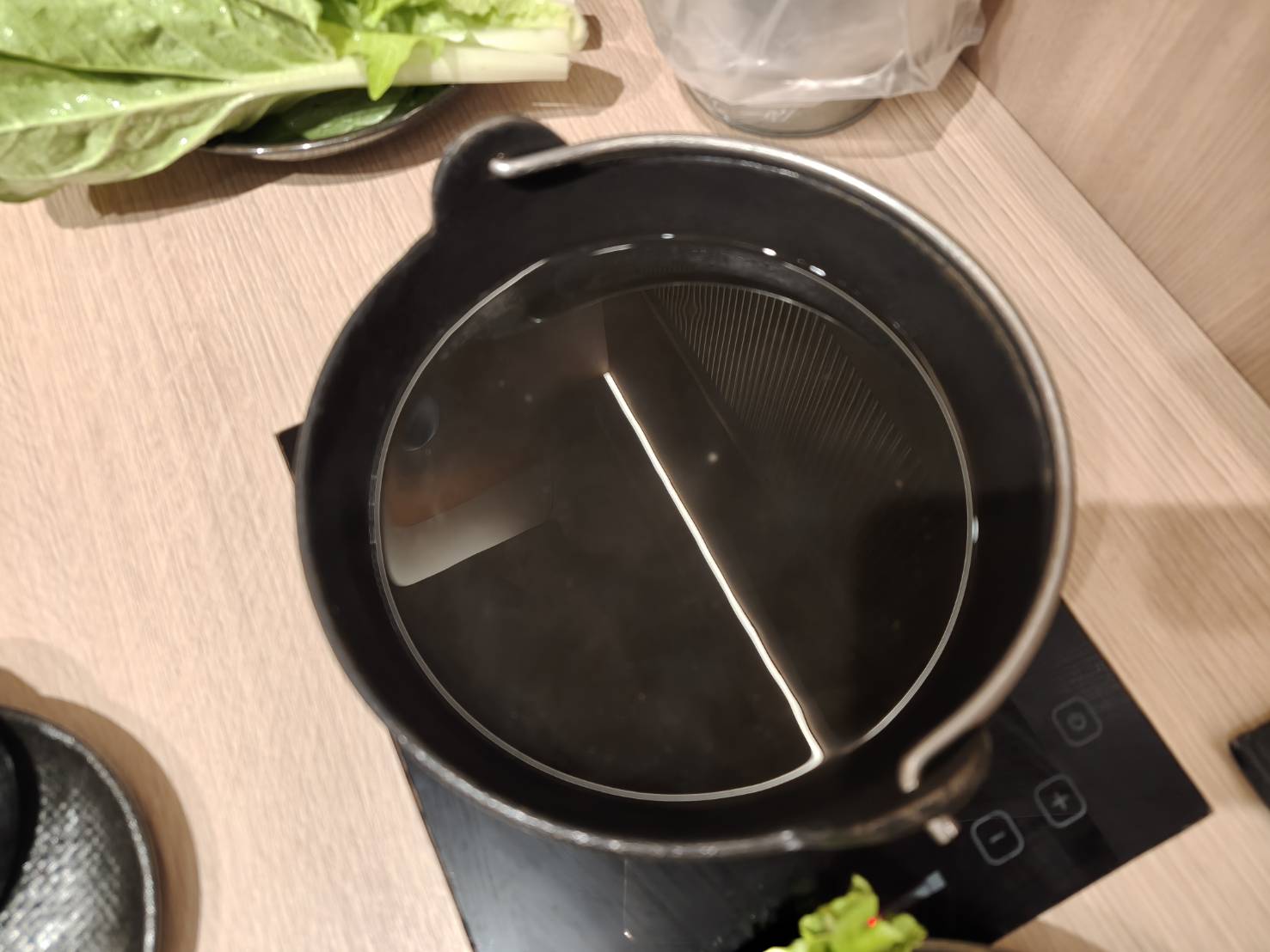 板橋美食|鮮牧火鍋-板橋府中店。野菜吧、飲料、甜點、冰淇淋吃到飽!內含菜單