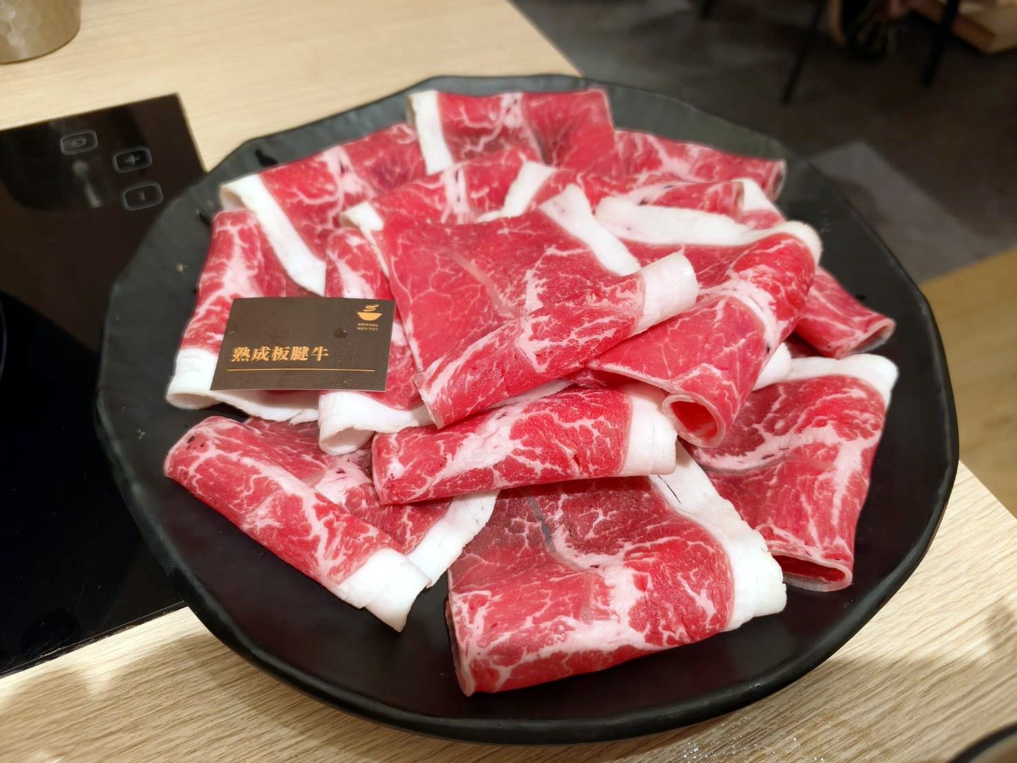 板橋美食|鮮牧火鍋-板橋府中店。野菜吧、飲料、甜點、冰淇淋吃到飽!內含菜單