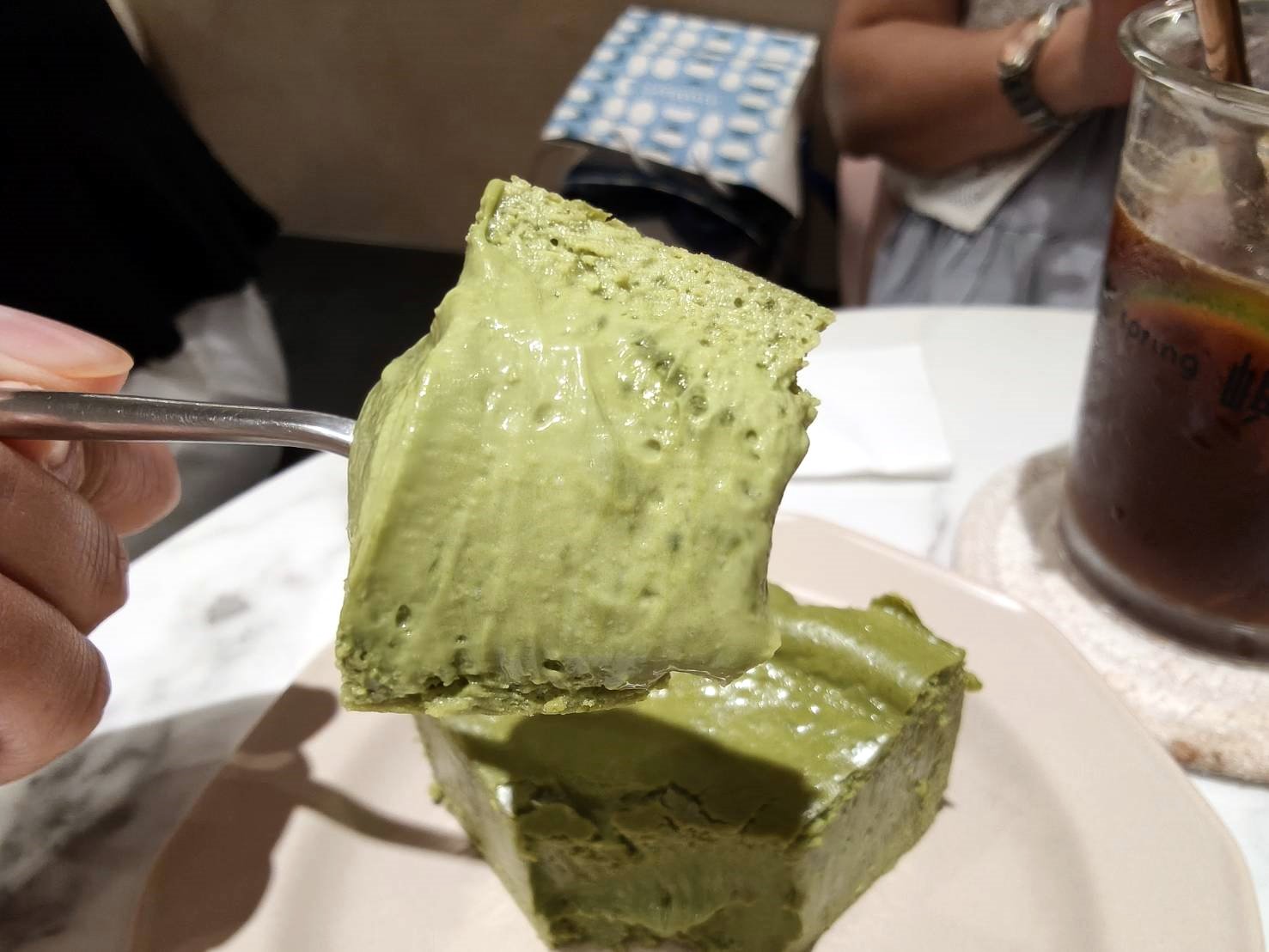台北信義區甜點|春嶼spring 微風信義店。目前吃過最溼潤、最濃郁滑順的巴斯克蛋糕~會再回訪!