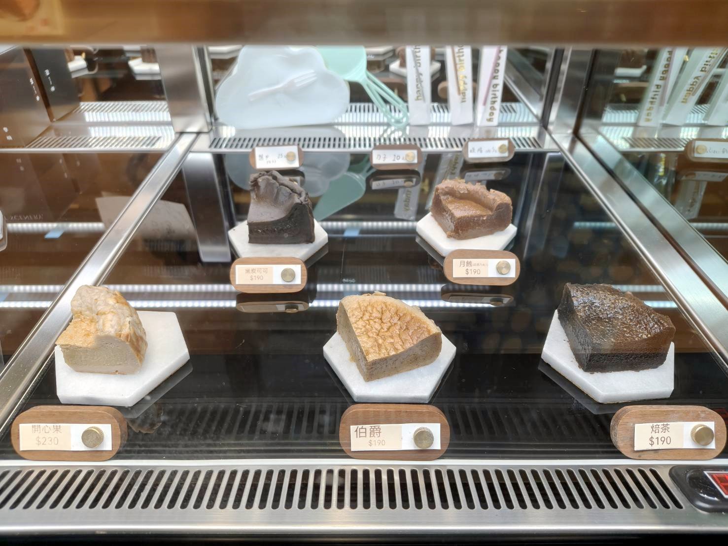 台北信義區甜點|春嶼spring 微風信義店。目前吃過最溼潤、最濃郁滑順的巴斯克蛋糕~會再回訪!