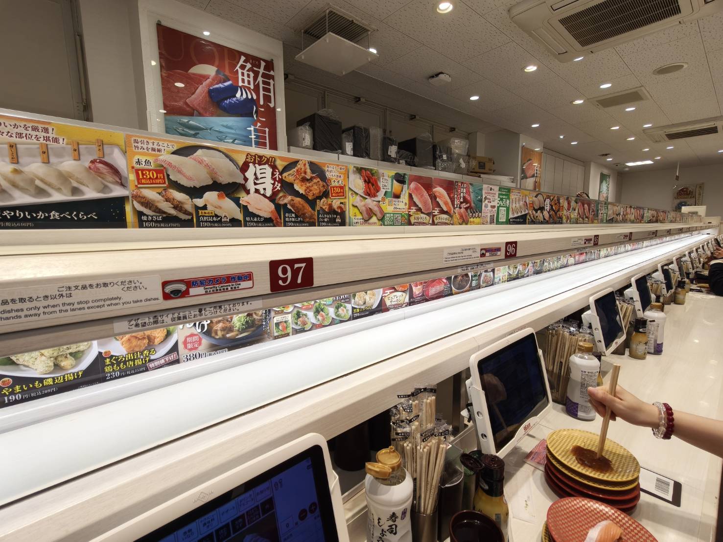 2026東京|澀谷Uobei魚米壽司(魚べい)。日本平價壽司~新幹線快速送餐到桌邊!